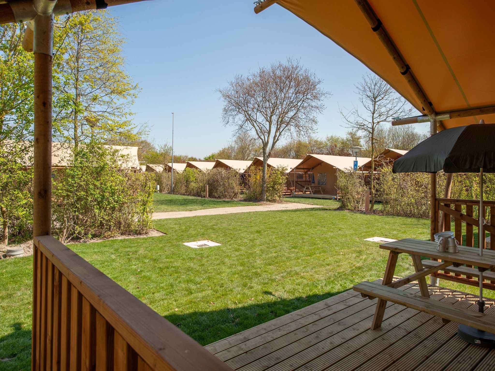 Het terras van Vakantiepark de Katjeskelder 22 in Oosterhout