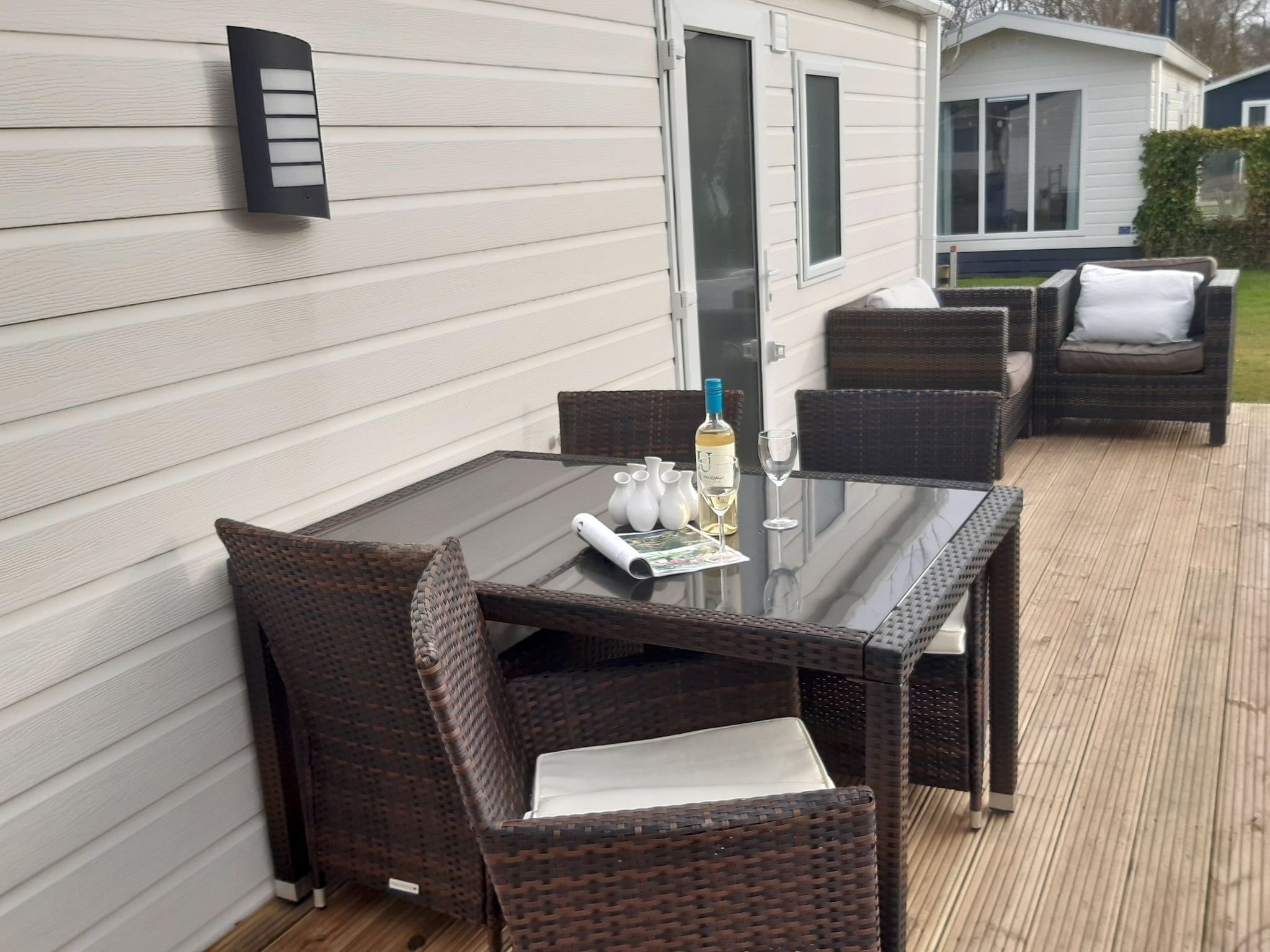 Het terras van Recreatiepark Wiringherlant - Wiringher Chalet 83 in Hippolytushoef