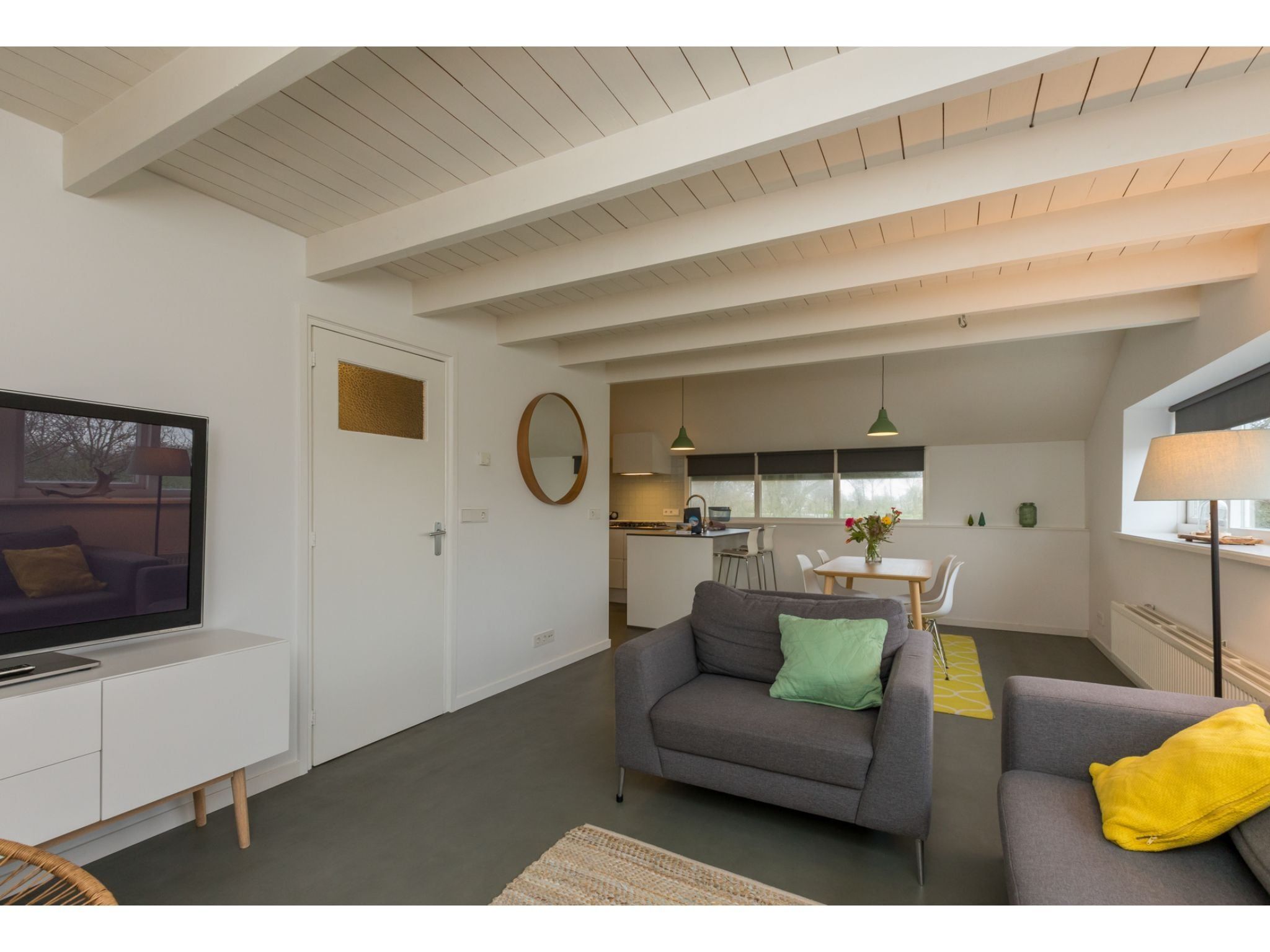 De woonkamer van Appartement - Kon Emmaweg 6  Vrouwenpolder bovenapp in Vrouwenpolder