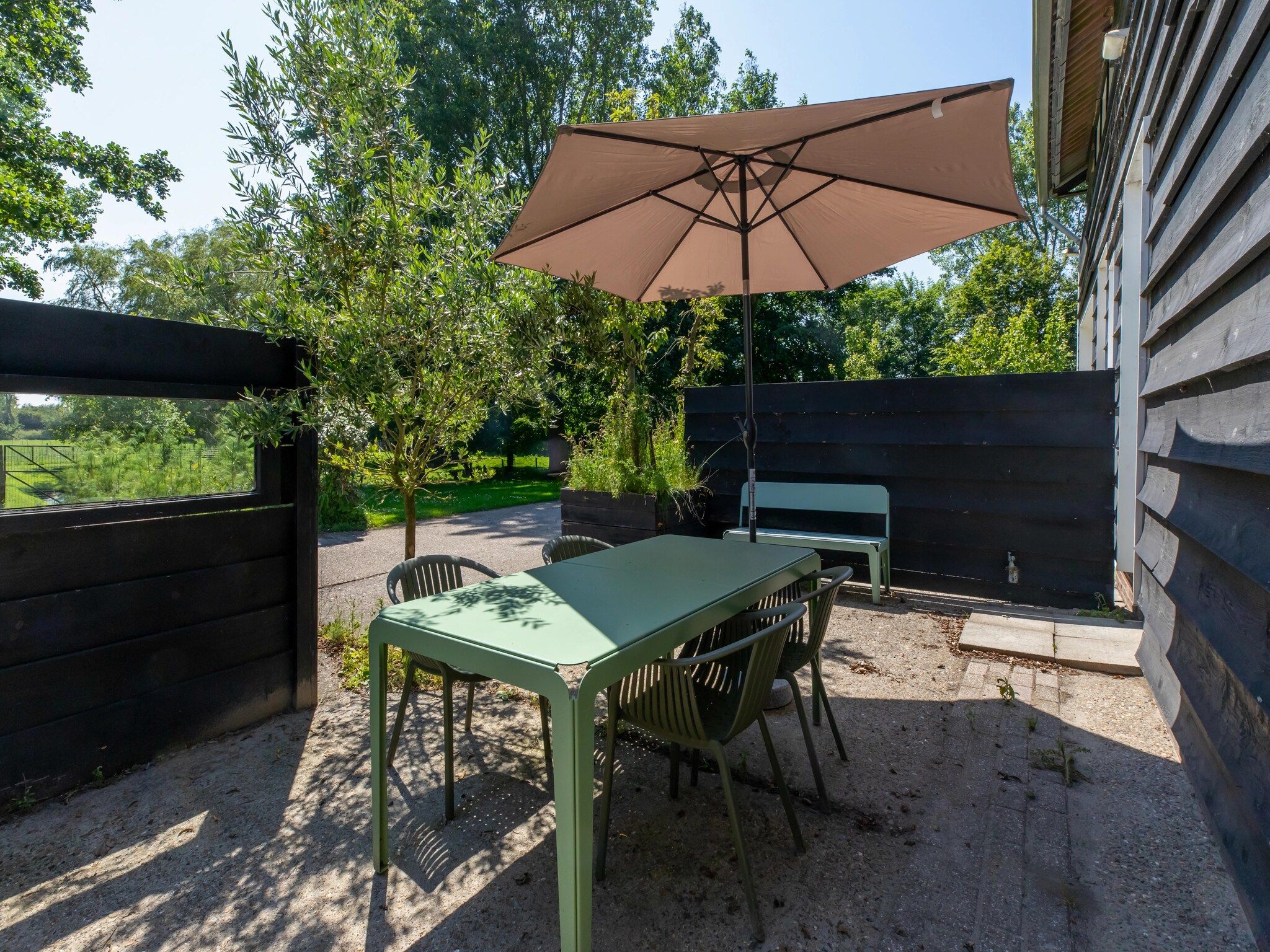 Het terras van Appartement - Kon Emmaweg 6  Vrouwenpolder bovenapp in Vrouwenpolder