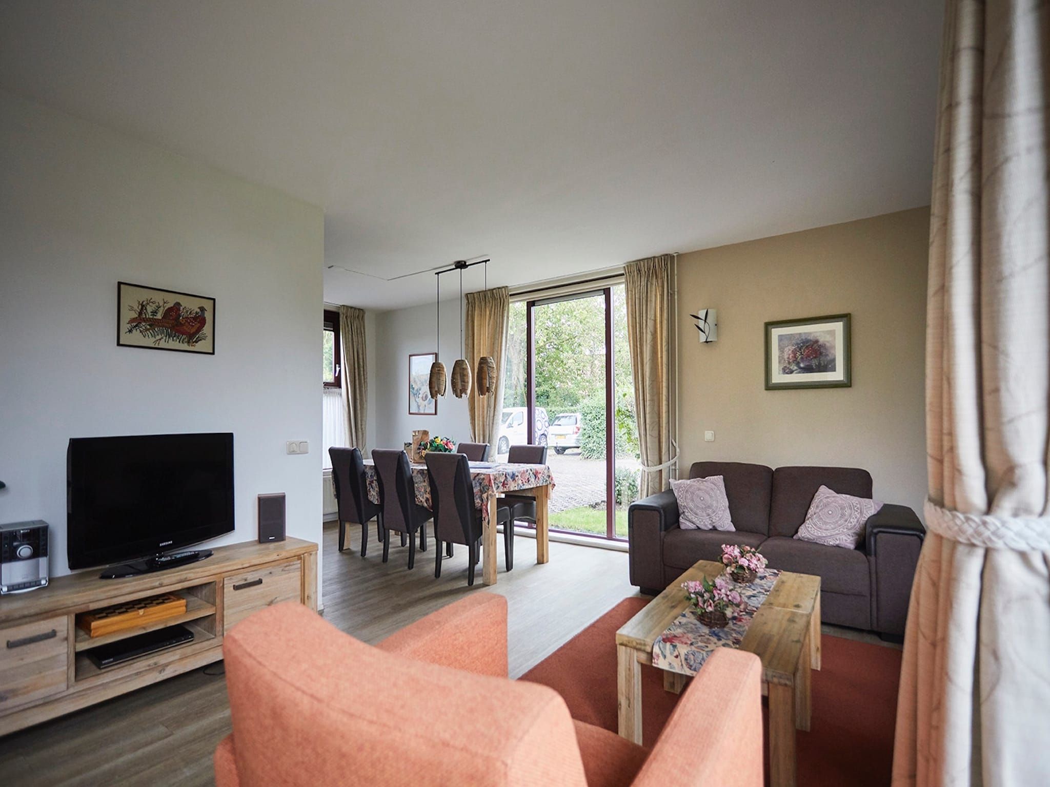 De eetkamer van Vakantiepark Hof van Zeeland 4 in Heinkenszand