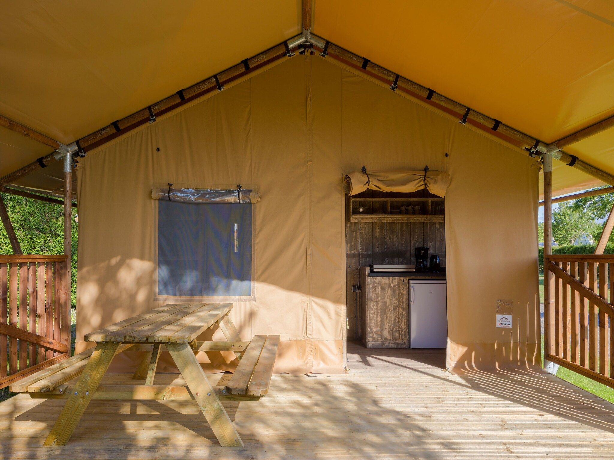 Het terras van Vakantiepark Hunzedal 17 in Borger