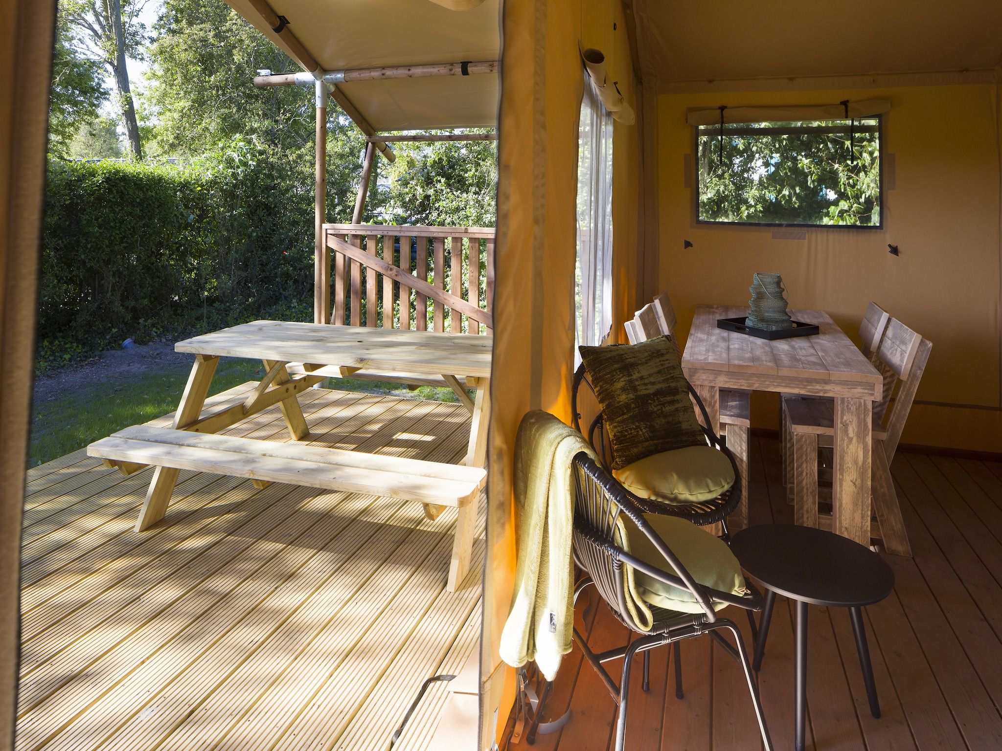 Het terras van Vakantiepark Hunzedal 17 in Borger