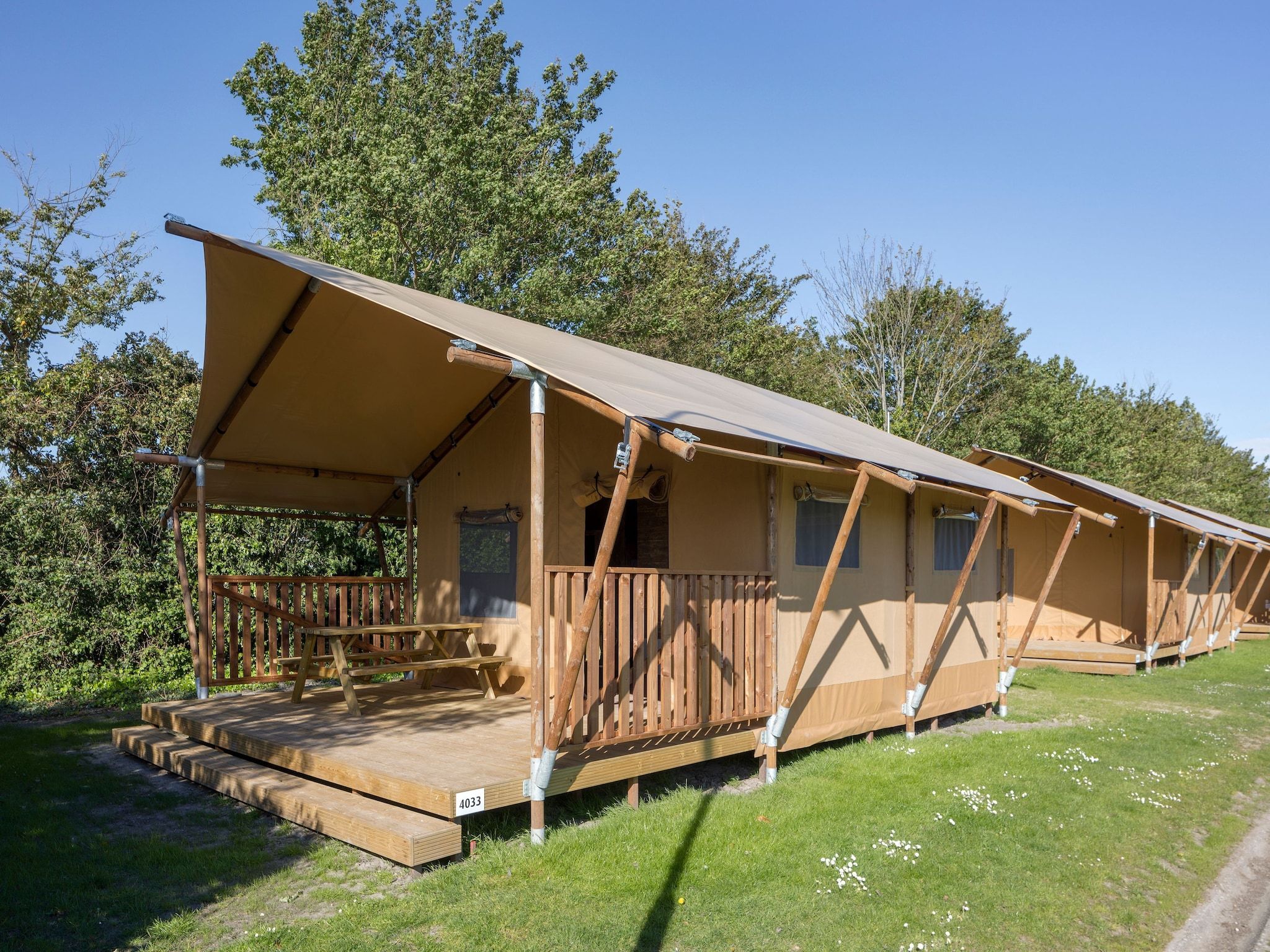 De buitenkant van Vakantiepark Hunzedal 17 in Borger