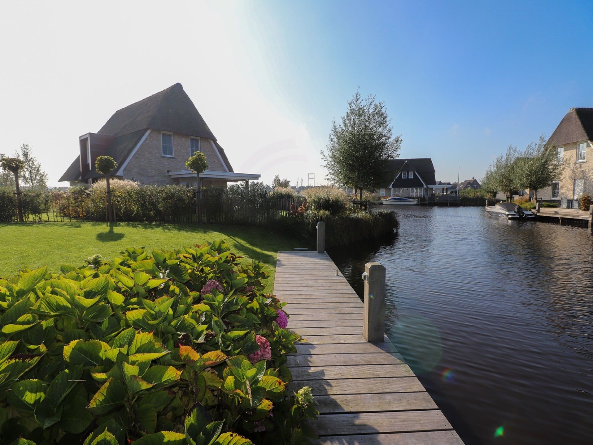 De tuin van Friese Meren Villa's 16 in Delfstrahuizen