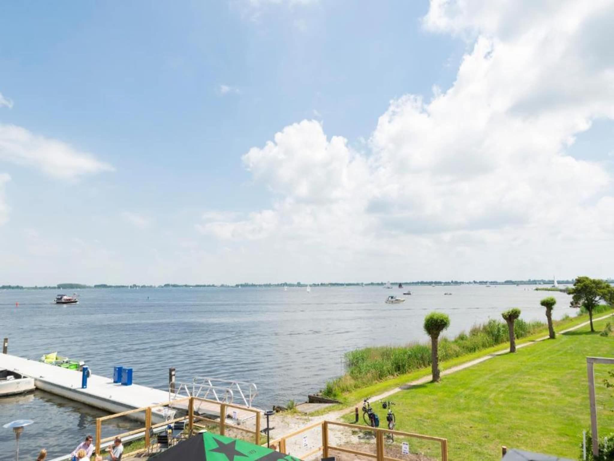 De omgeving van Houseboat 'de Valreep' met tuin - Paviljoenwei 2 in Offingawier