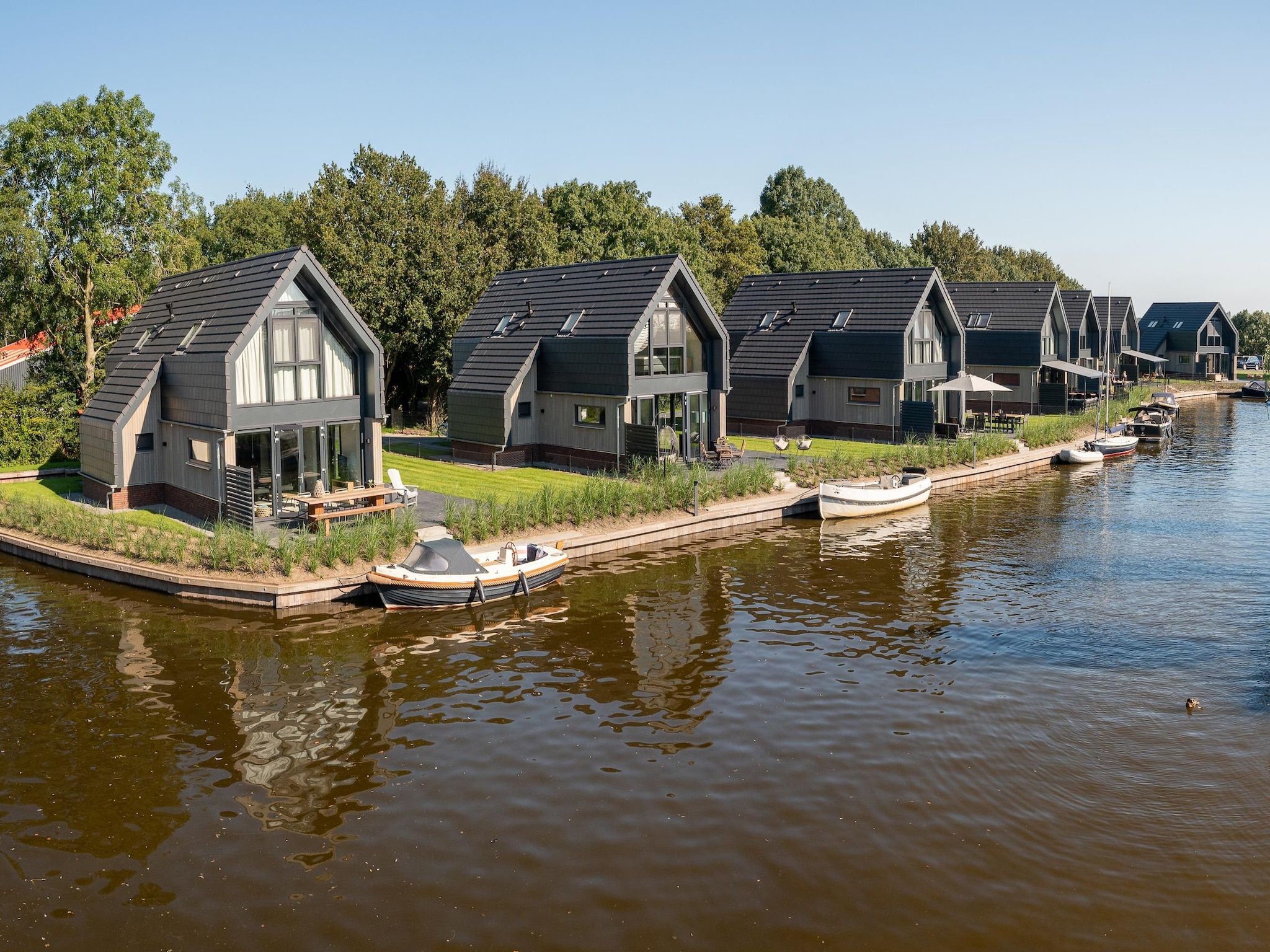 De buitenkant van Watervilla Acht in Balk