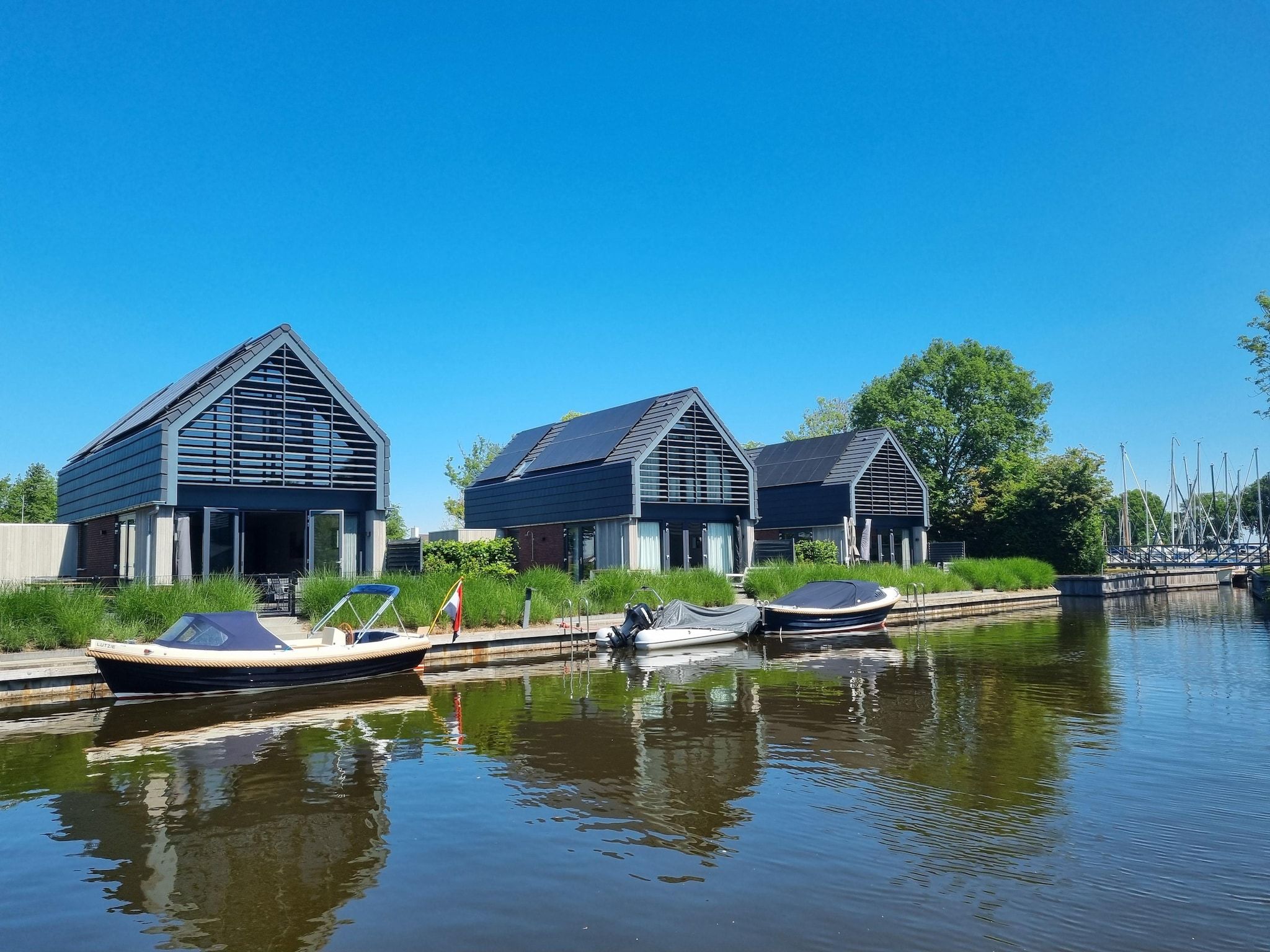 De buitenkant van Watervilla Santjin in Balk