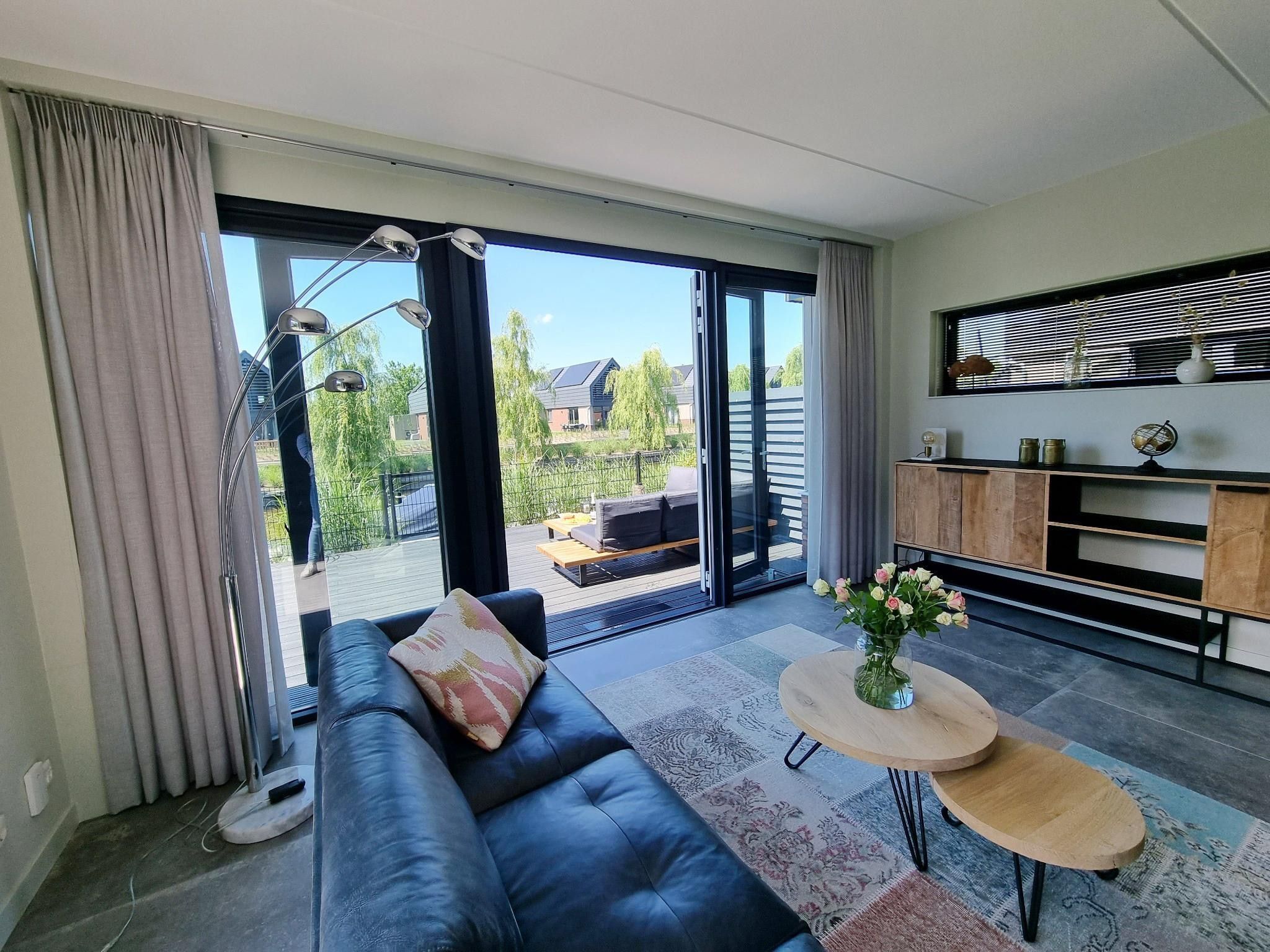 De woonkamer van Watervilla Fiif in Balk