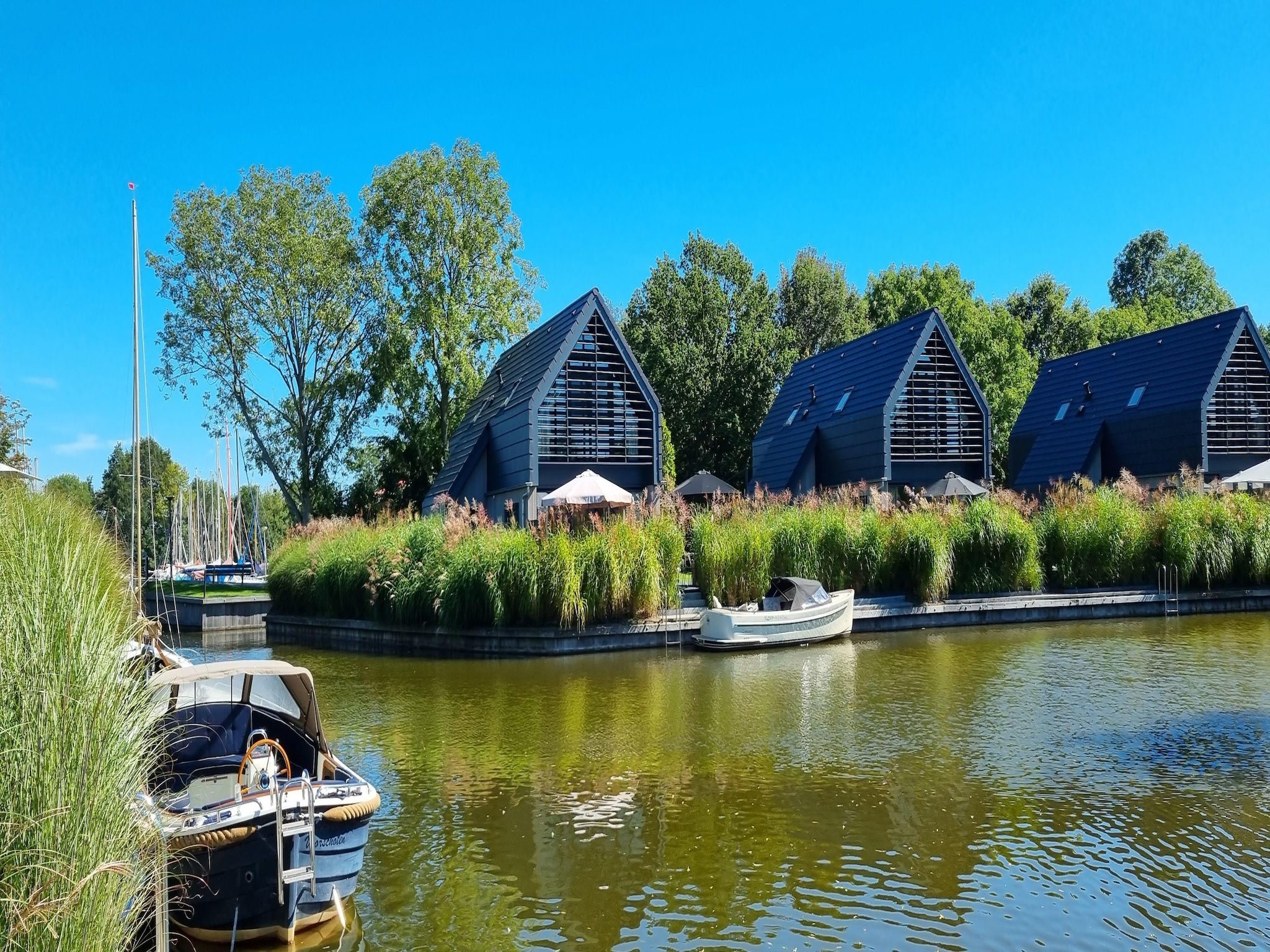 De buitenkant van Watervilla Fiif in Balk