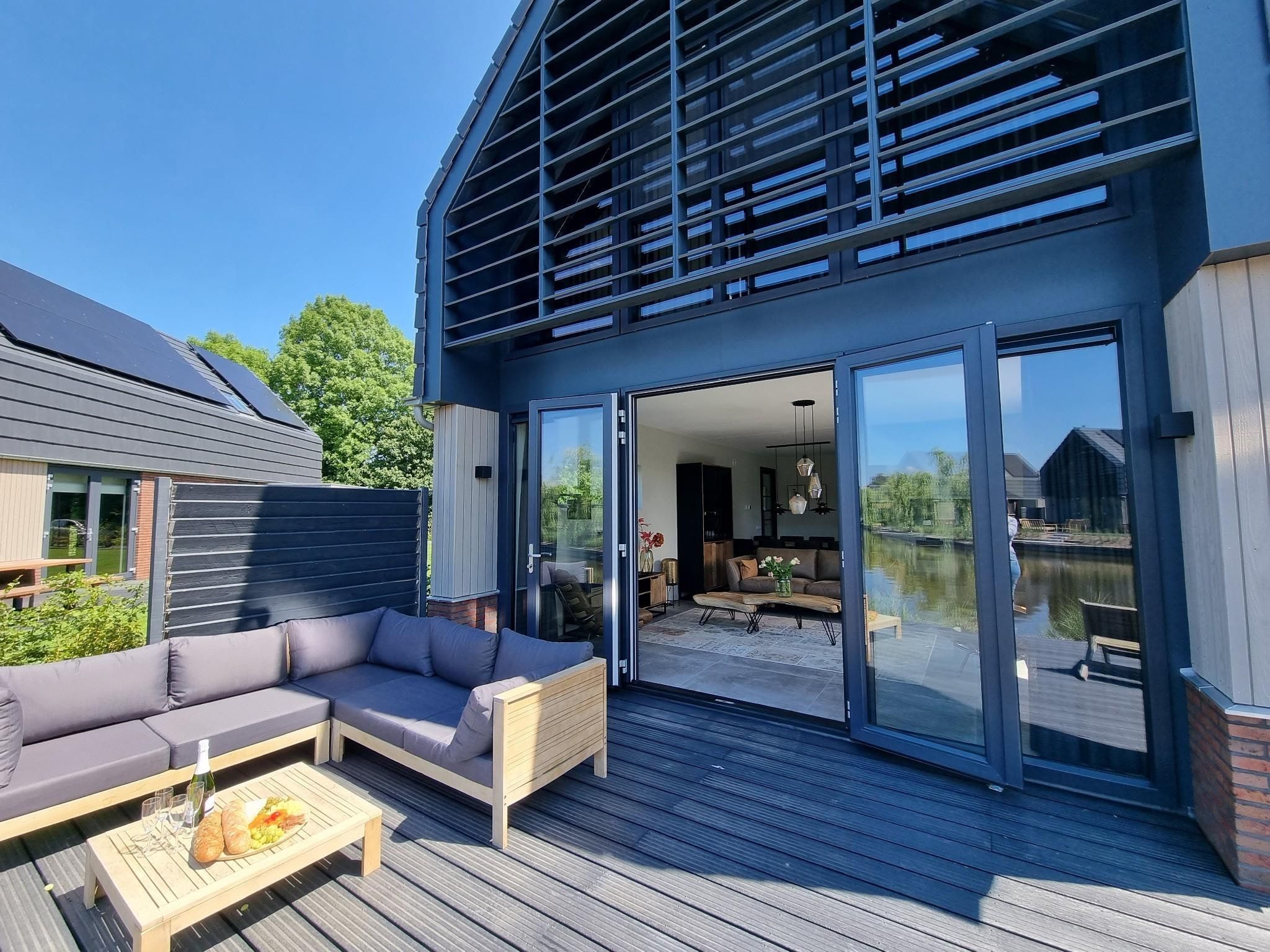 De buitenkant van Watervilla San in Balk