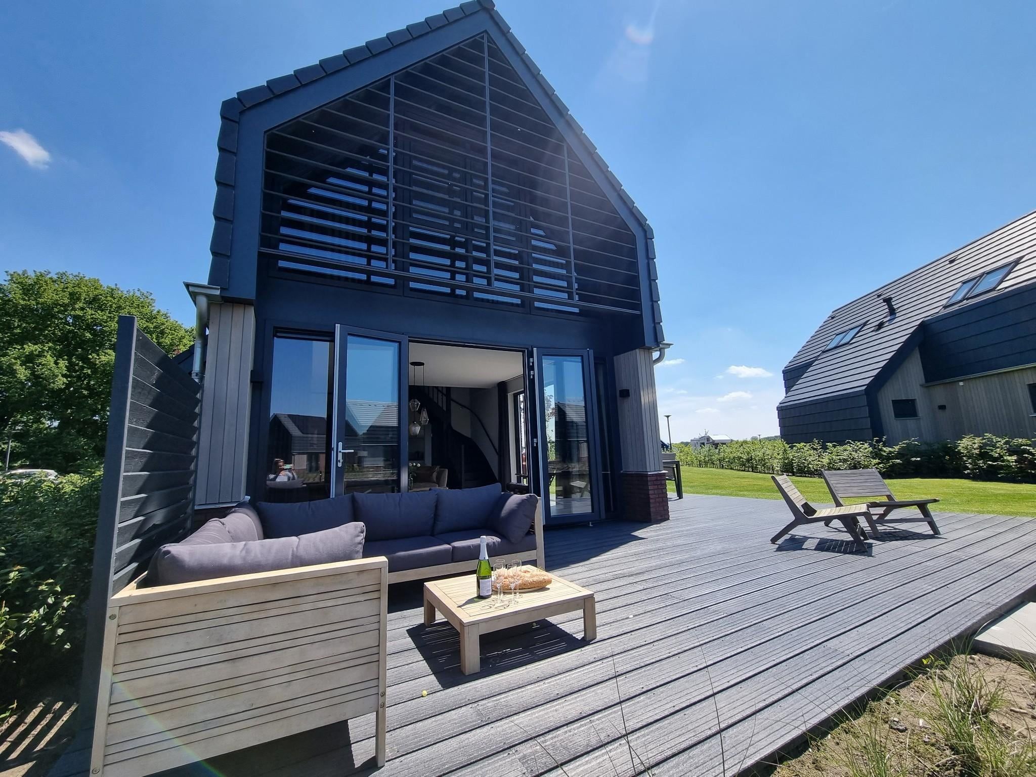 De buitenkant van Watervilla San in Balk