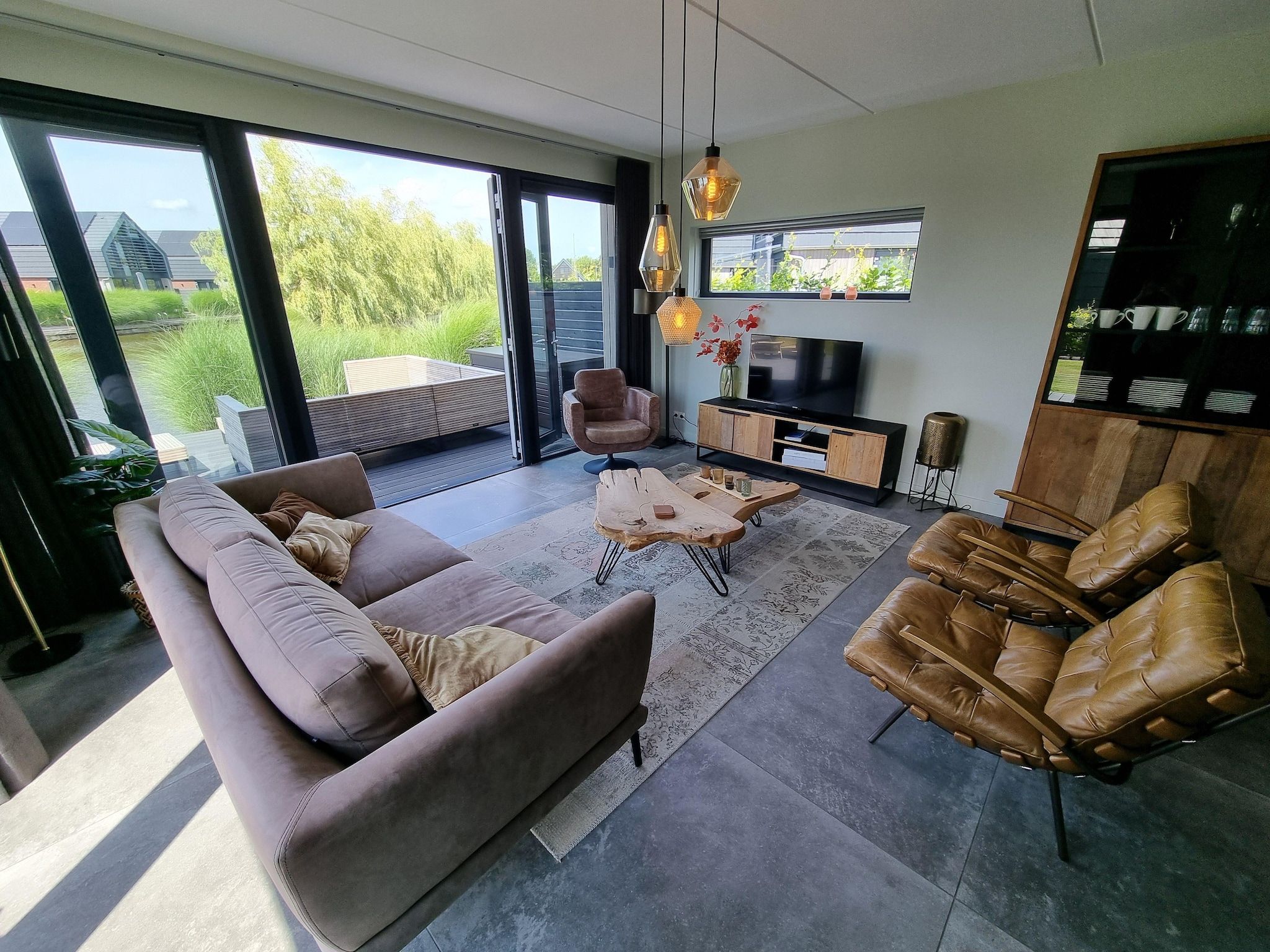 De woonkamer van Watervilla San in Balk