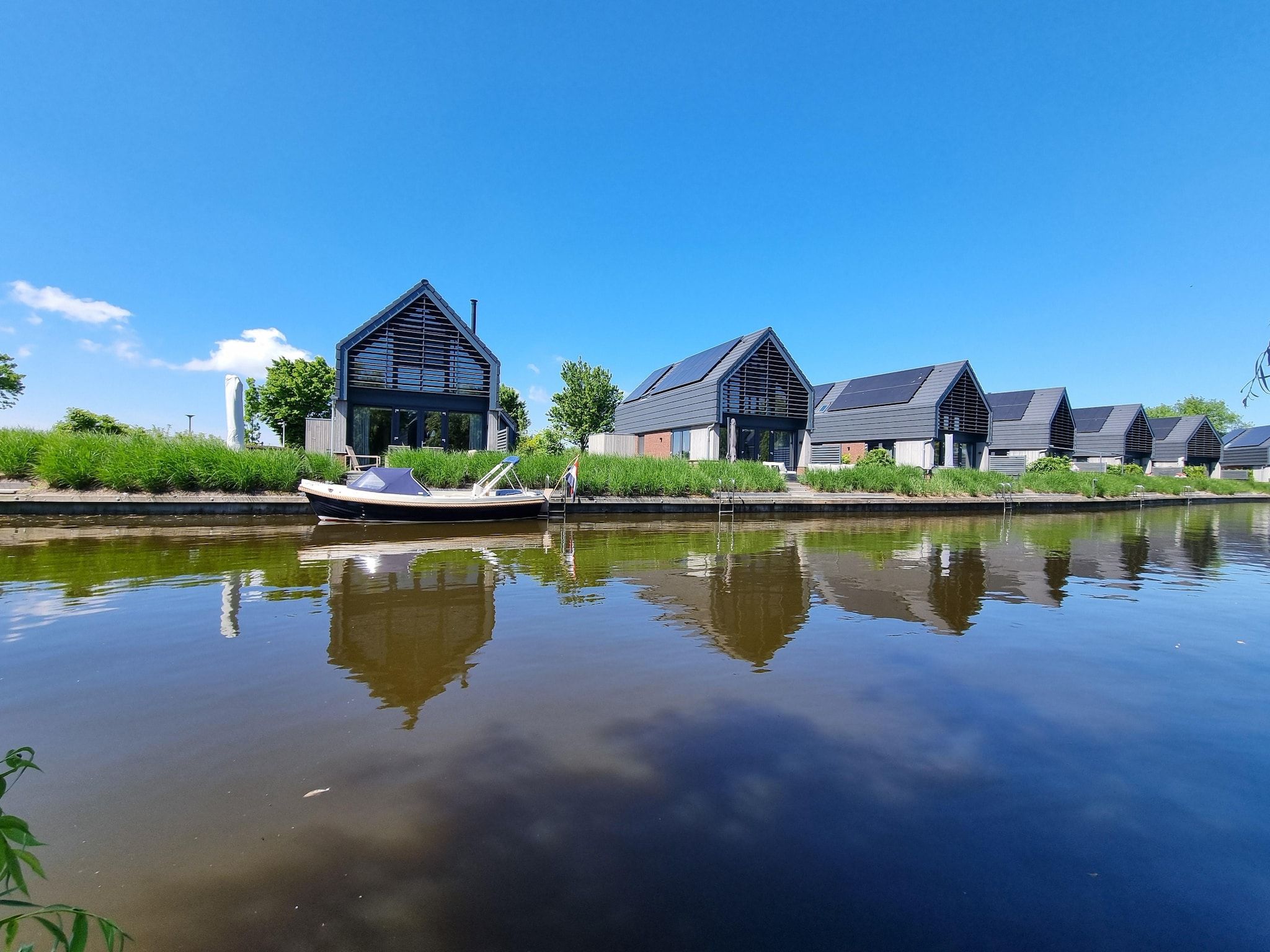 De buitenkant van Watervilla Alve in Balk