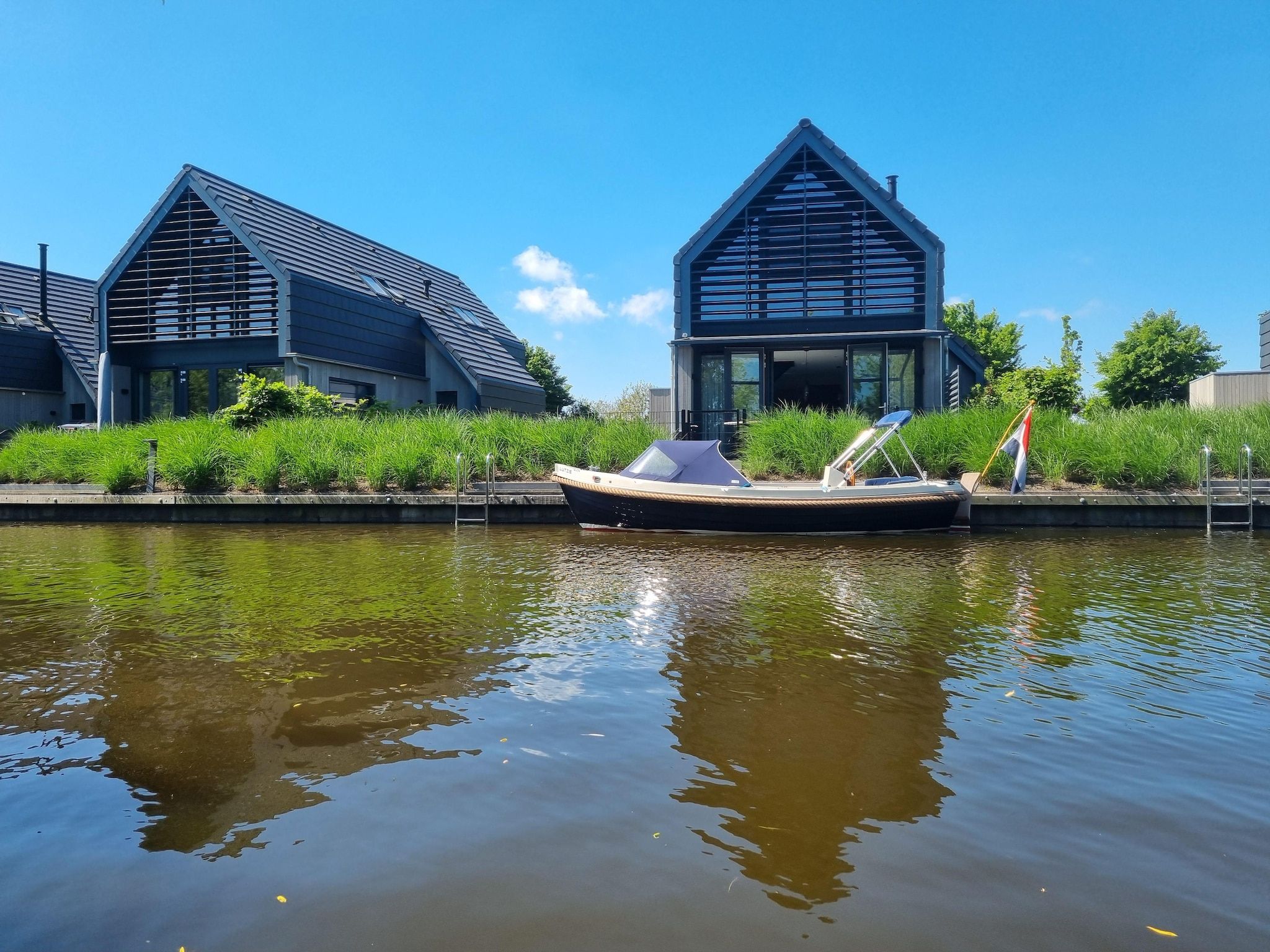 De buitenkant van Watervilla Trettjin in Balk