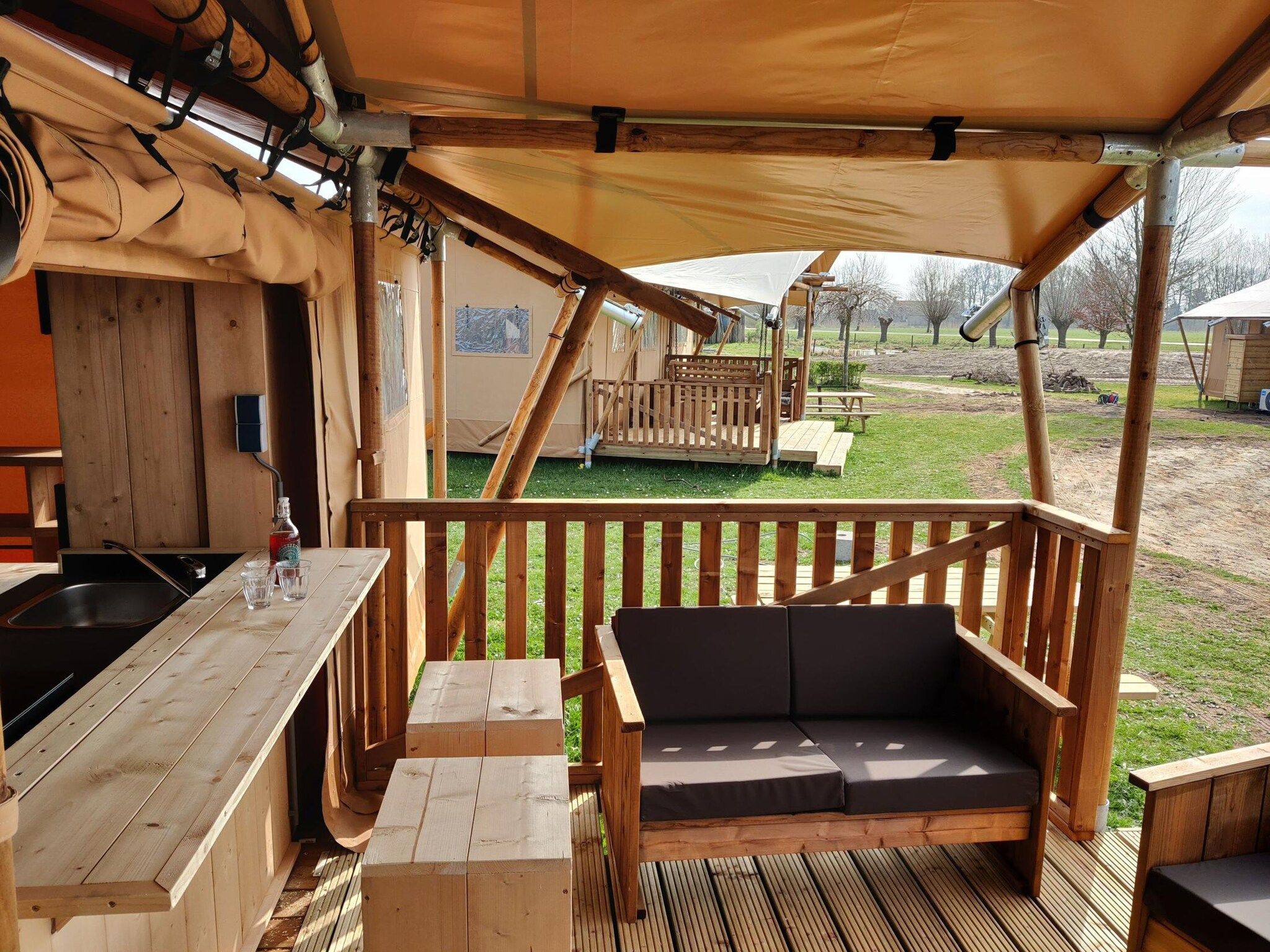 Het terras van Vakantiepark Eigen Wijze 10 in Bant