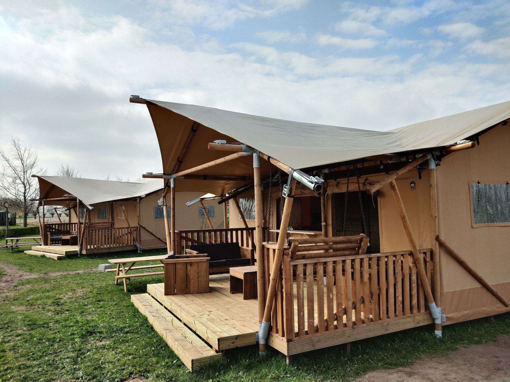 Het terras van Vakantiepark Eigen Wijze 13 in Bant