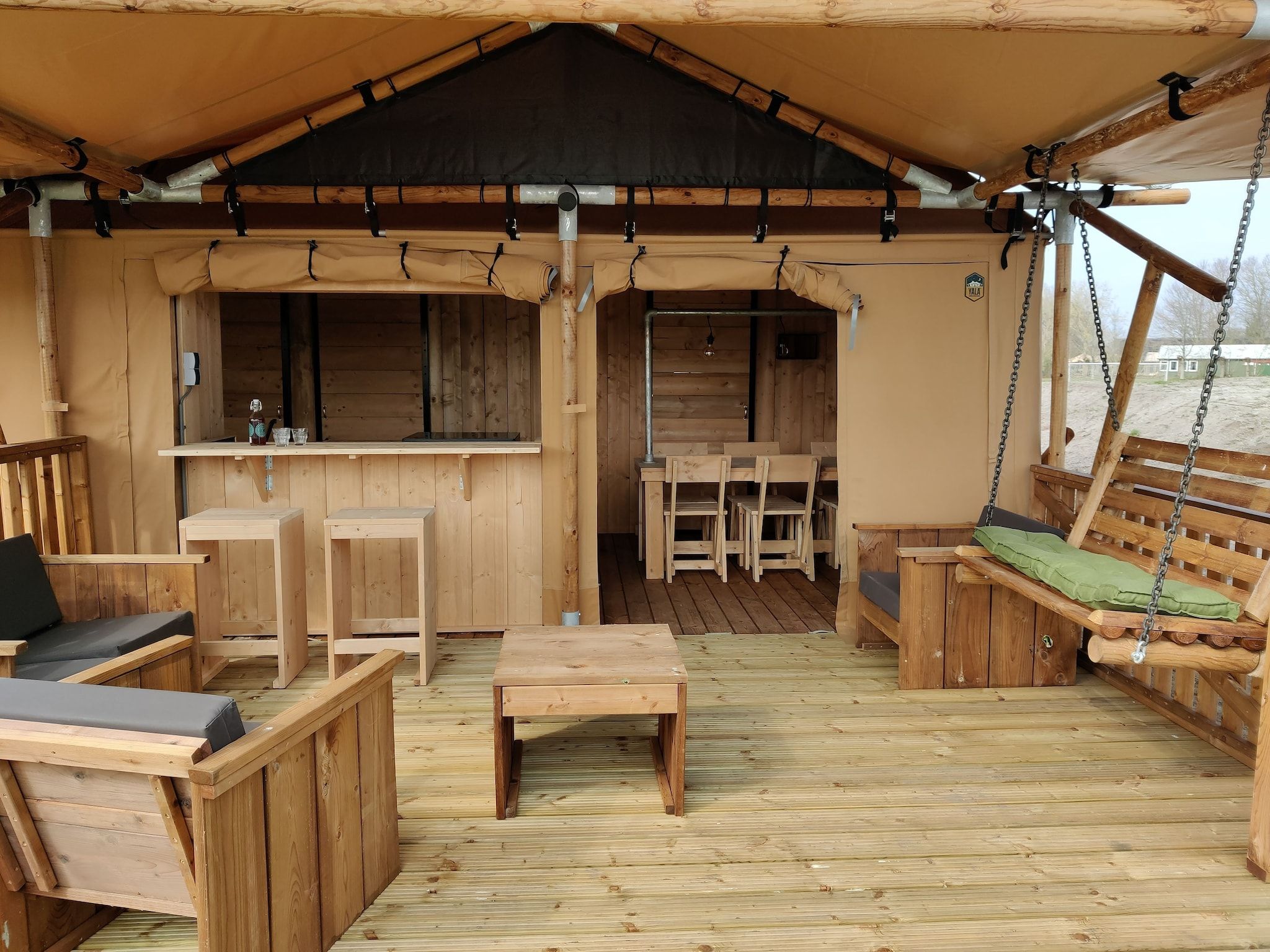 Het terras van Vakantiepark Eigen Wijze 13 in Bant