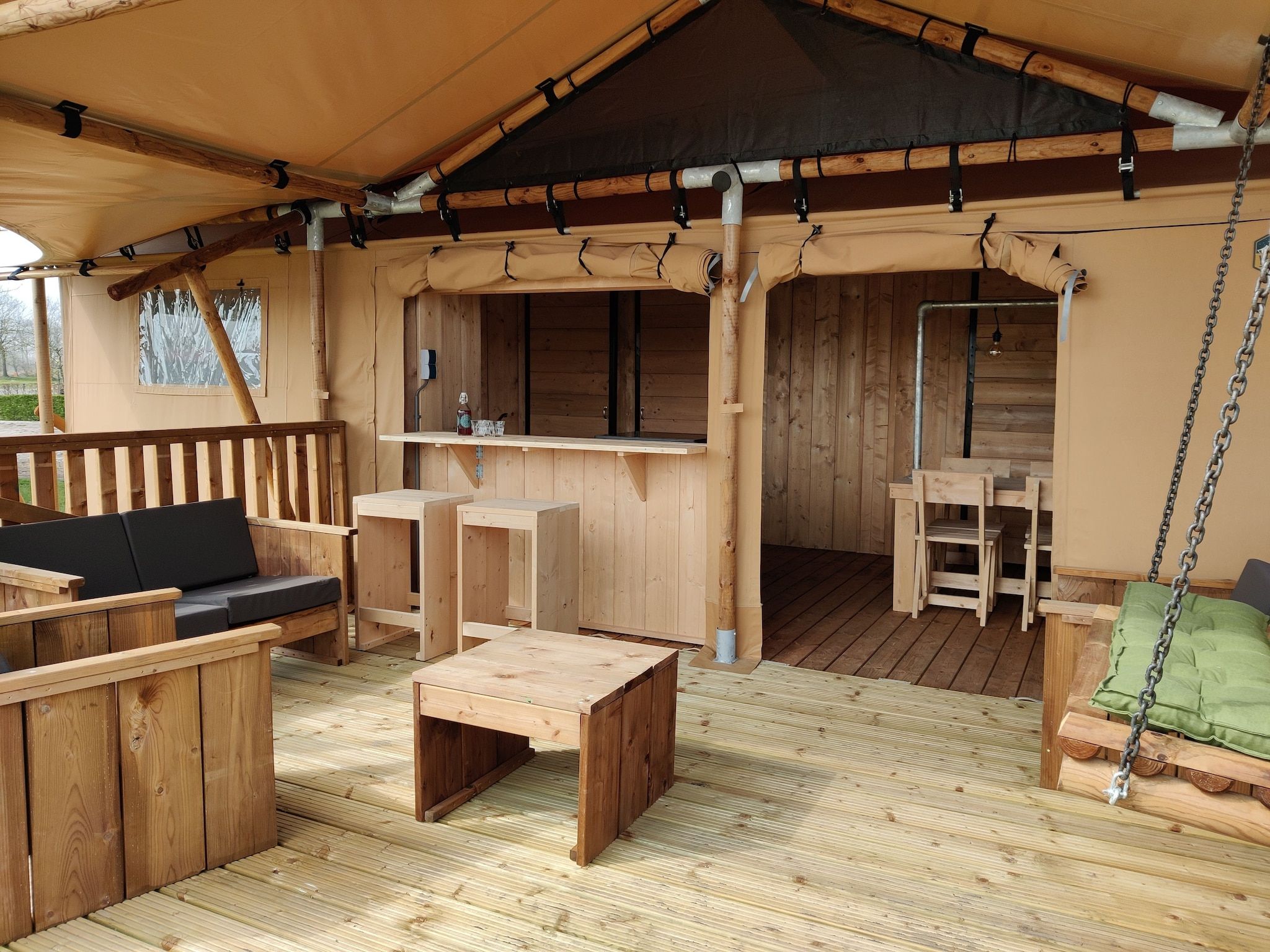 Het terras van Vakantiepark Eigen Wijze 13 in Bant
