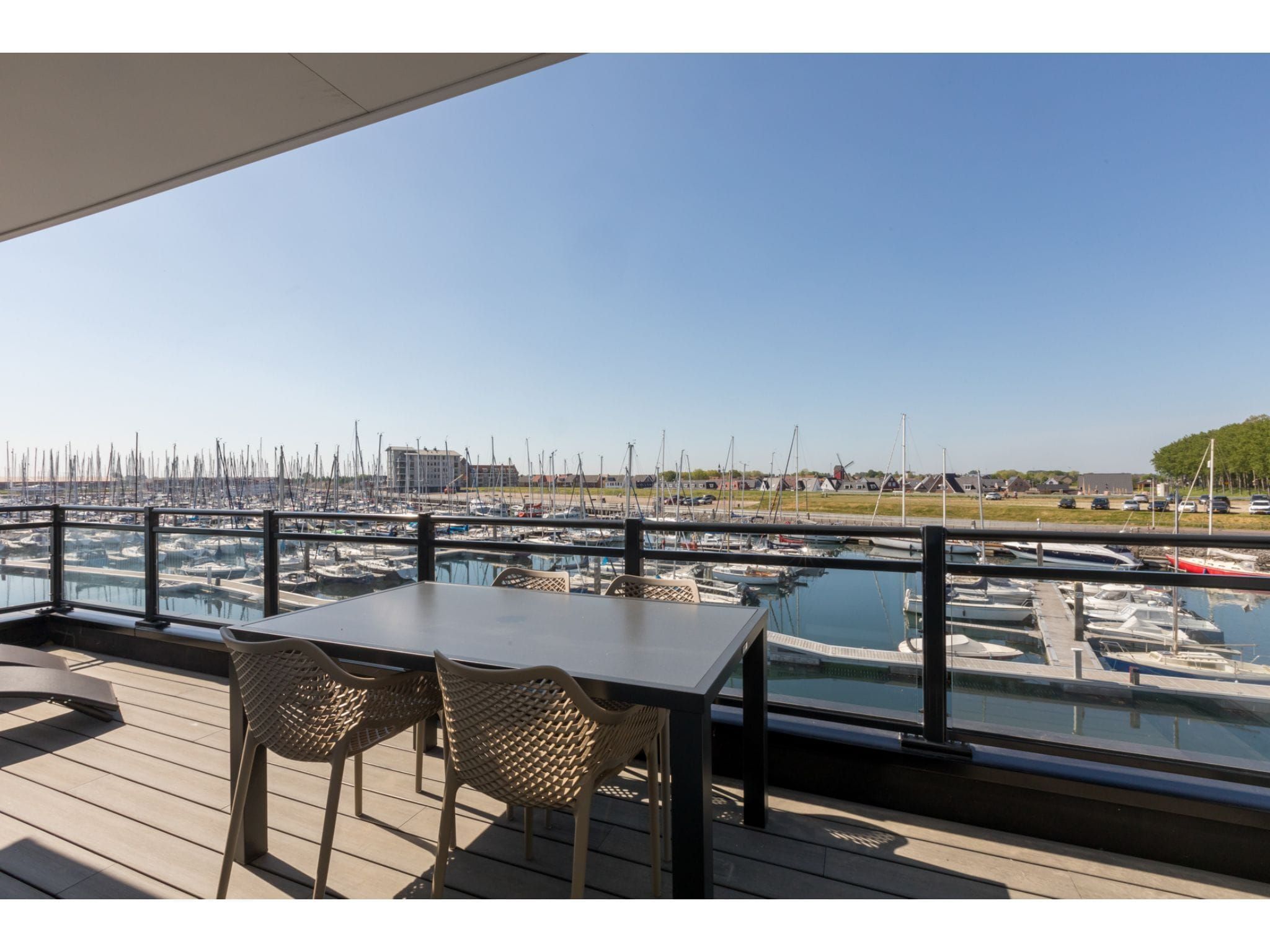 Het terras van Havenweg 8-16 in St. Annaland