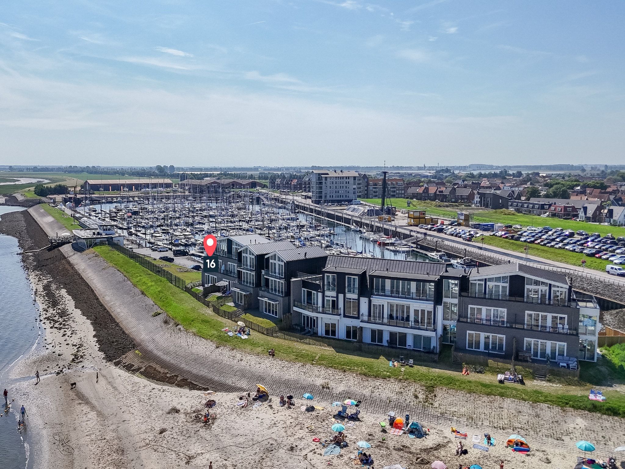 De buitenkant van Havenweg 8-16 in St. Annaland
