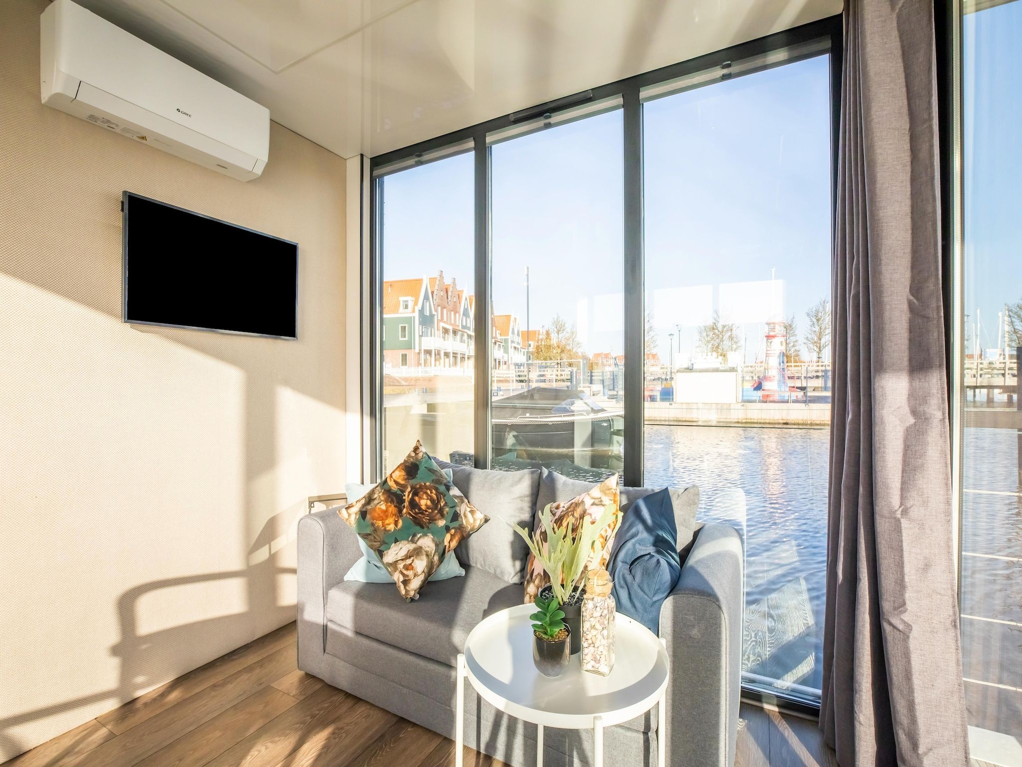 De woonkamer van Marina Sunrise in Volendam