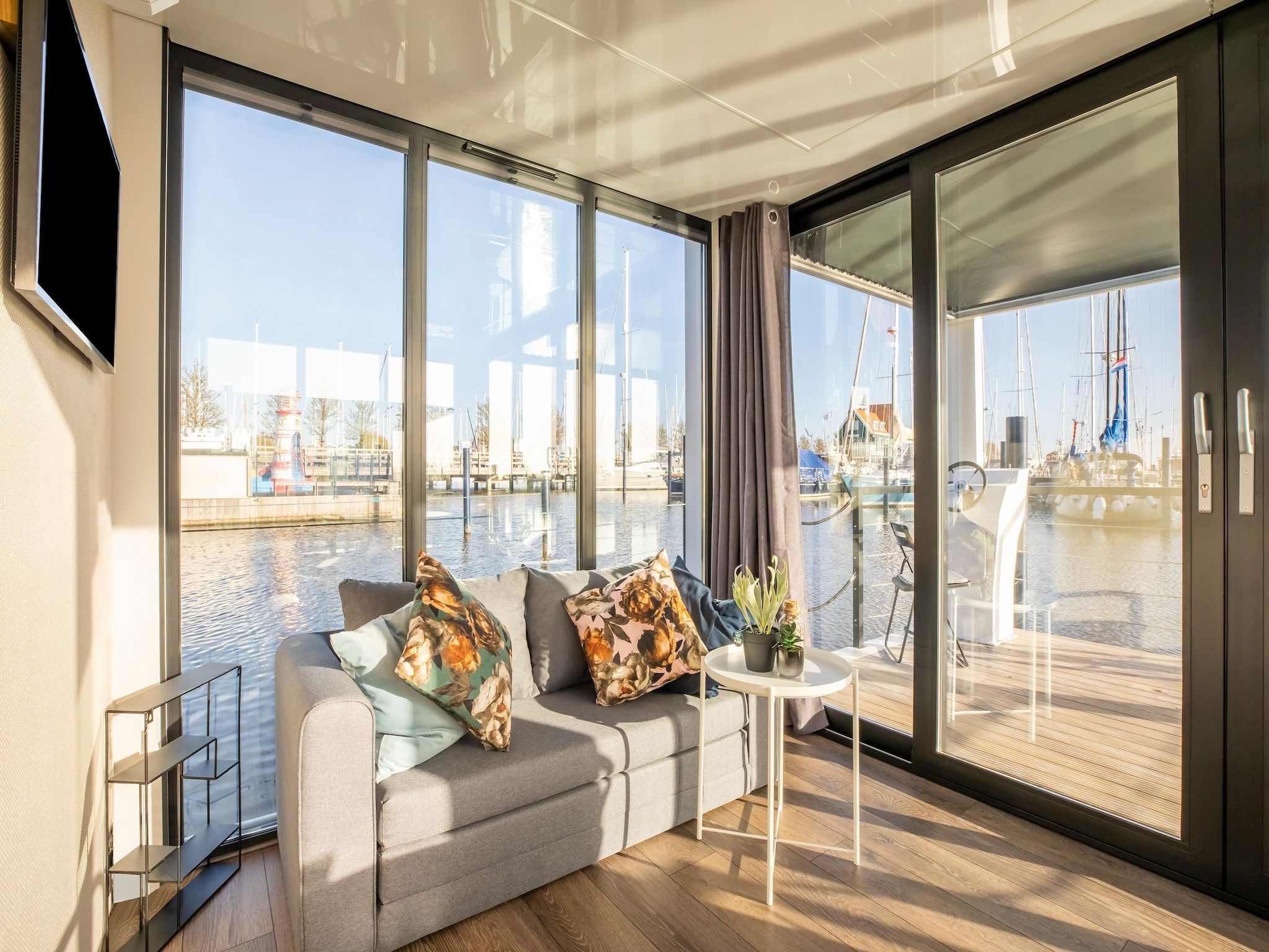 De woonkamer van Marina Sunrise in Volendam
