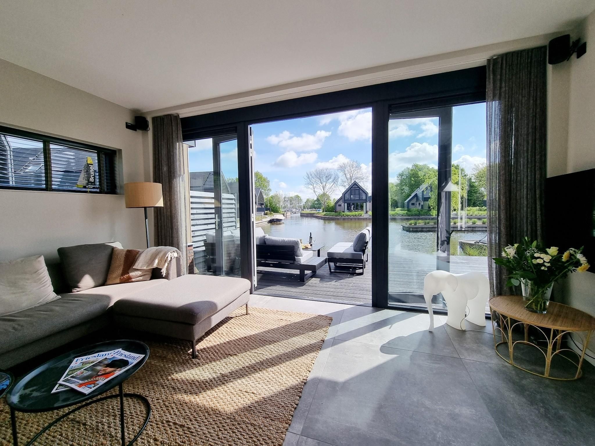 De woonkamer van Watervilla Fiiftjin in Balk