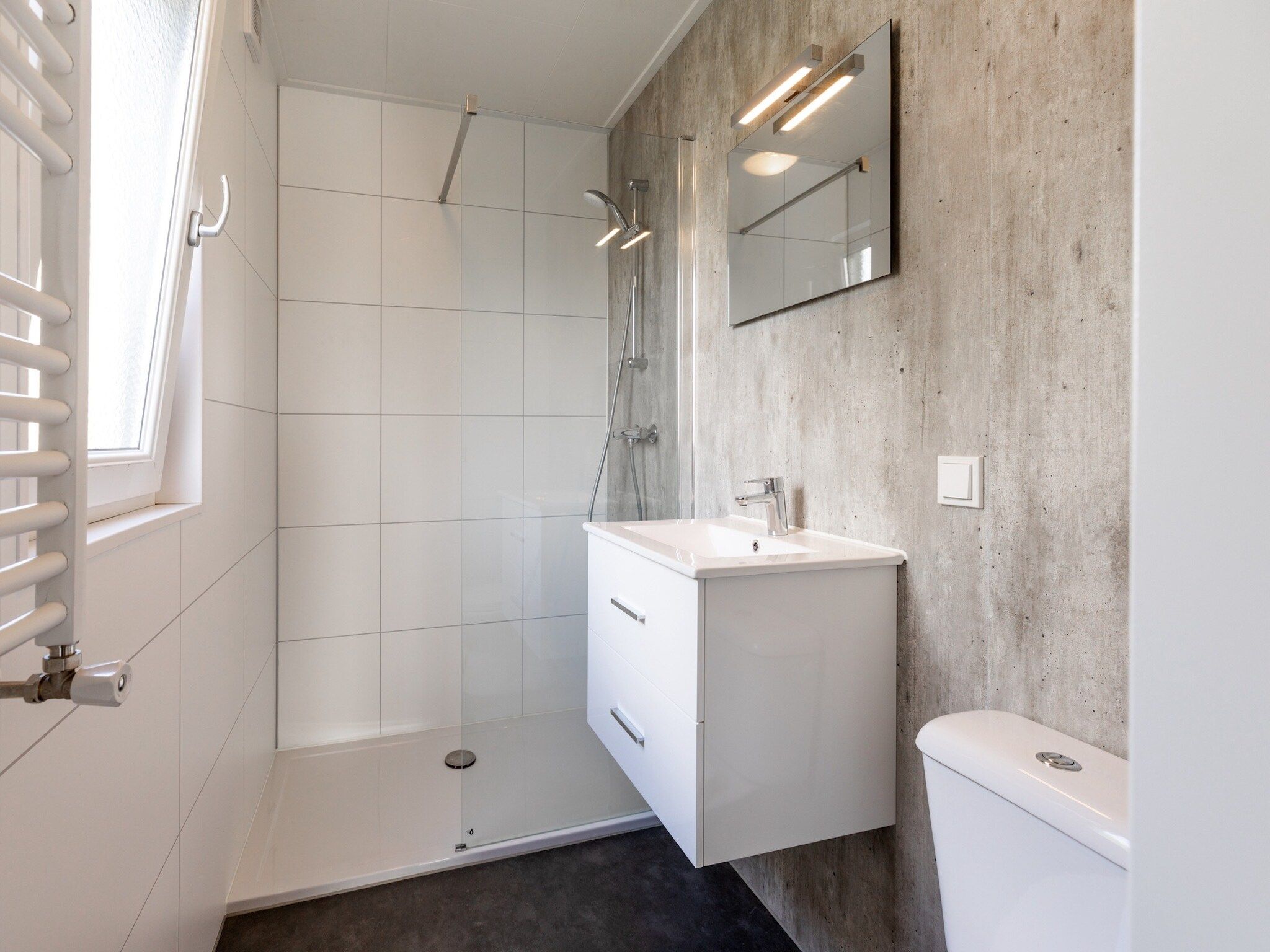 De badkamer van Recreatiepark Rhederlaagse Meren 8 in Lathum