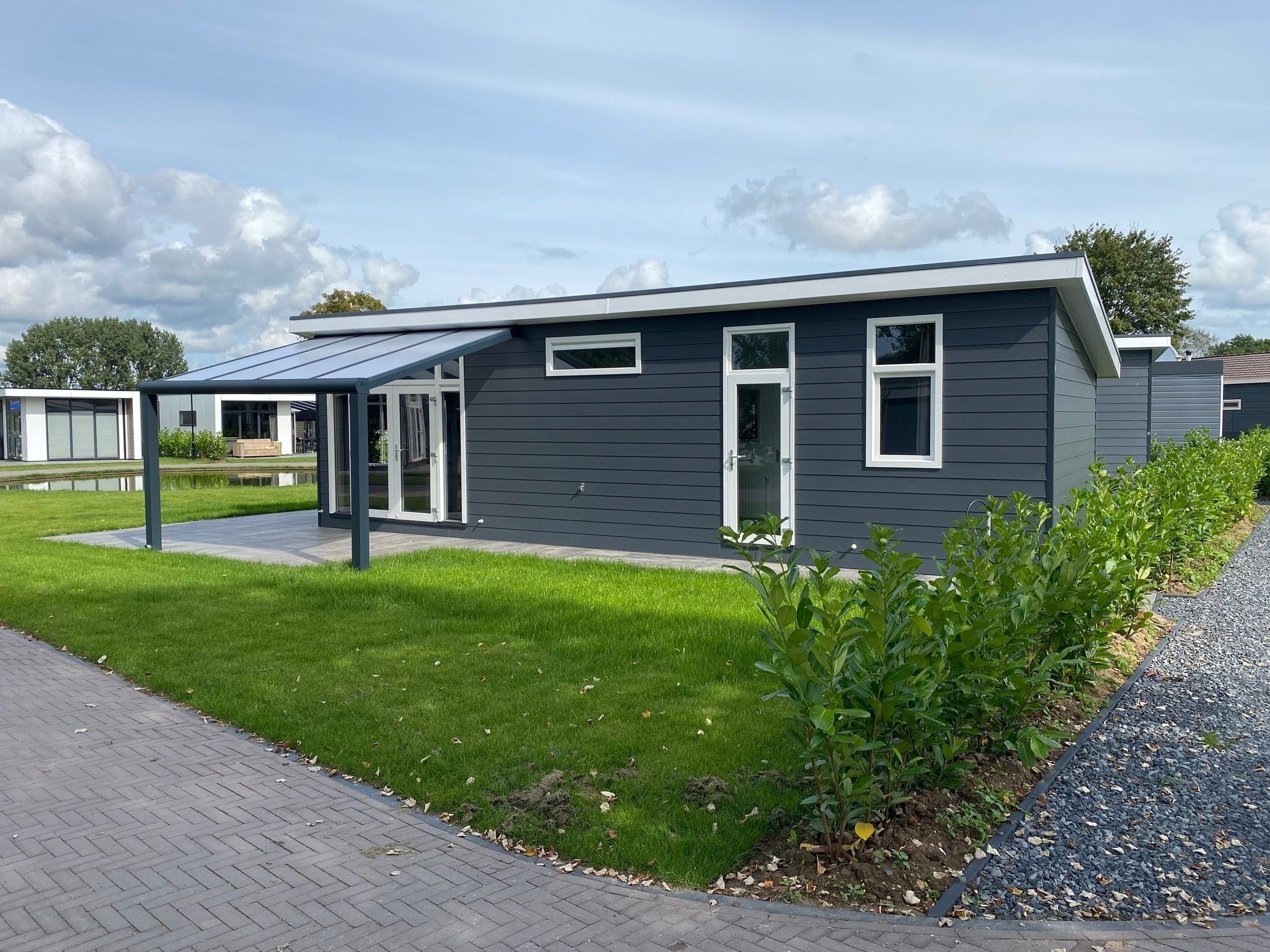 De buitenkant van Recreatiepark Rhederlaagse Meren 14 in Lathum