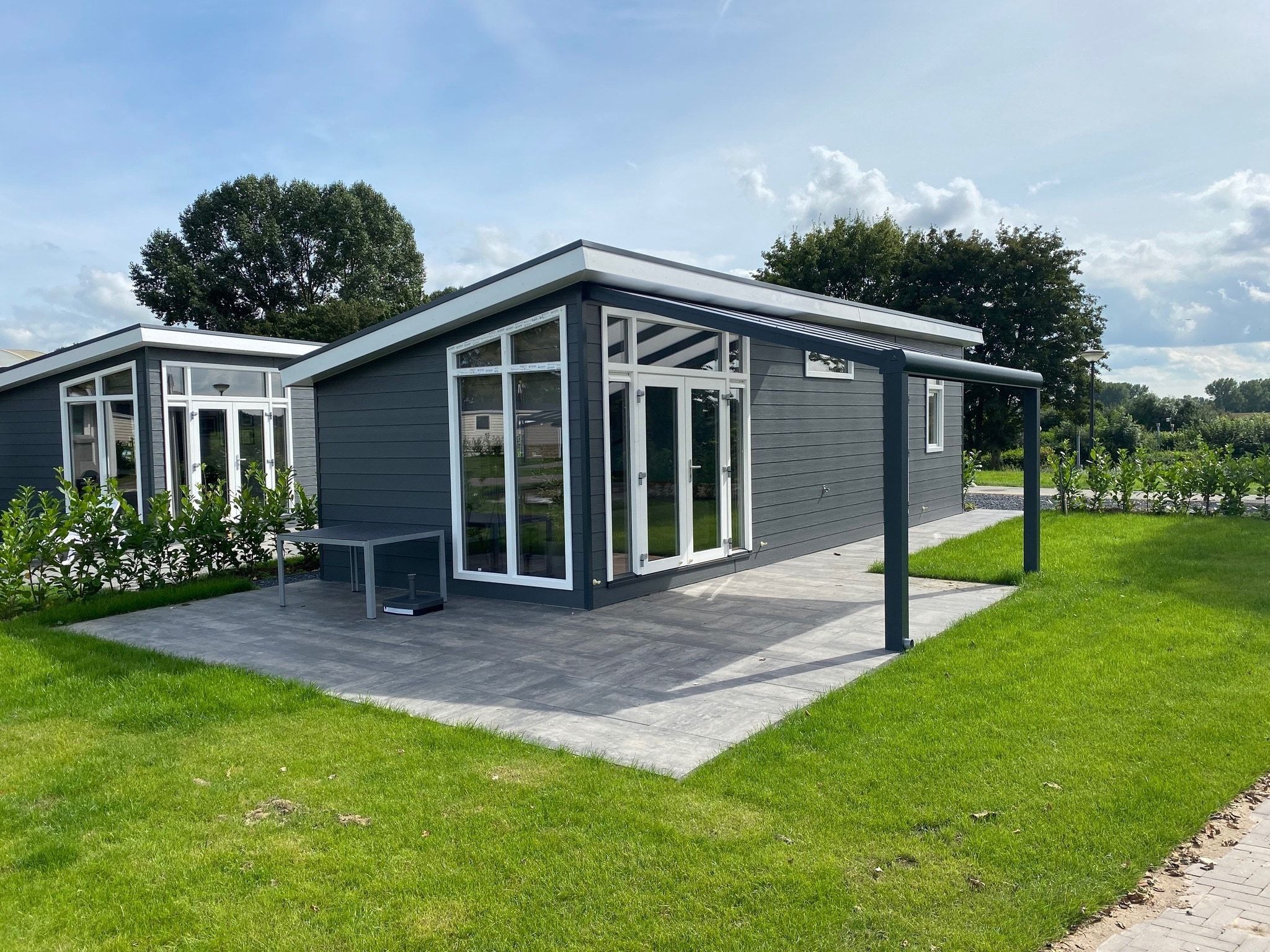 De buitenkant van Recreatiepark Rhederlaagse Meren 14 in Lathum