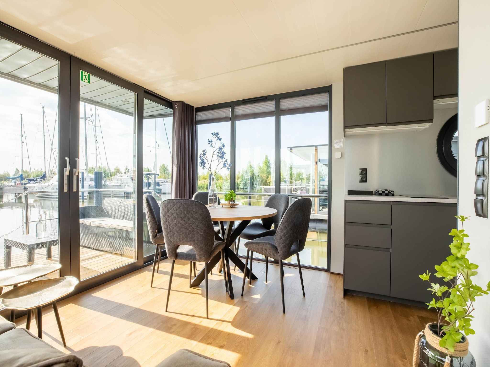 De eetkamer van Wave in Volendam