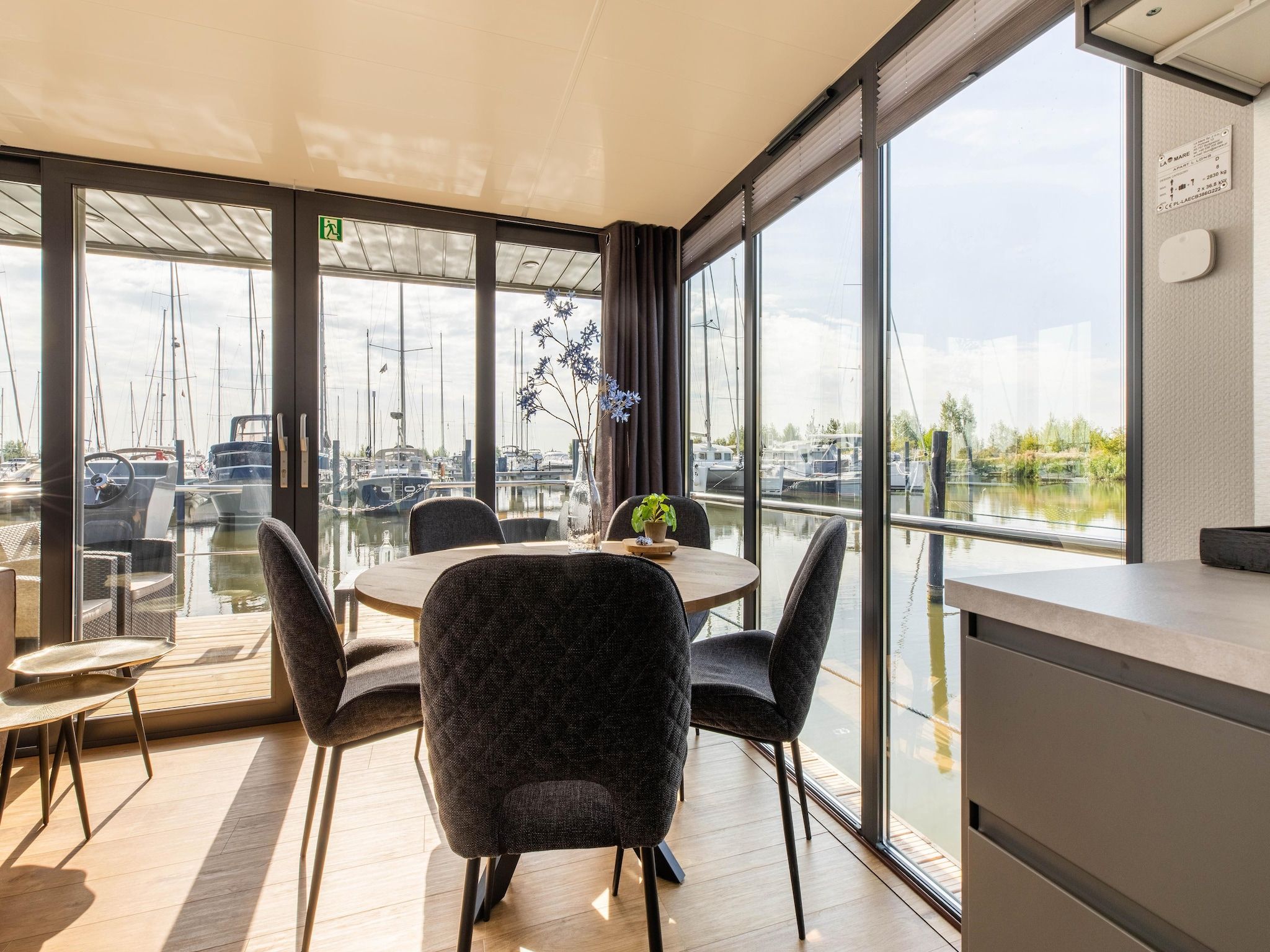 De eetkamer van Wave in Volendam