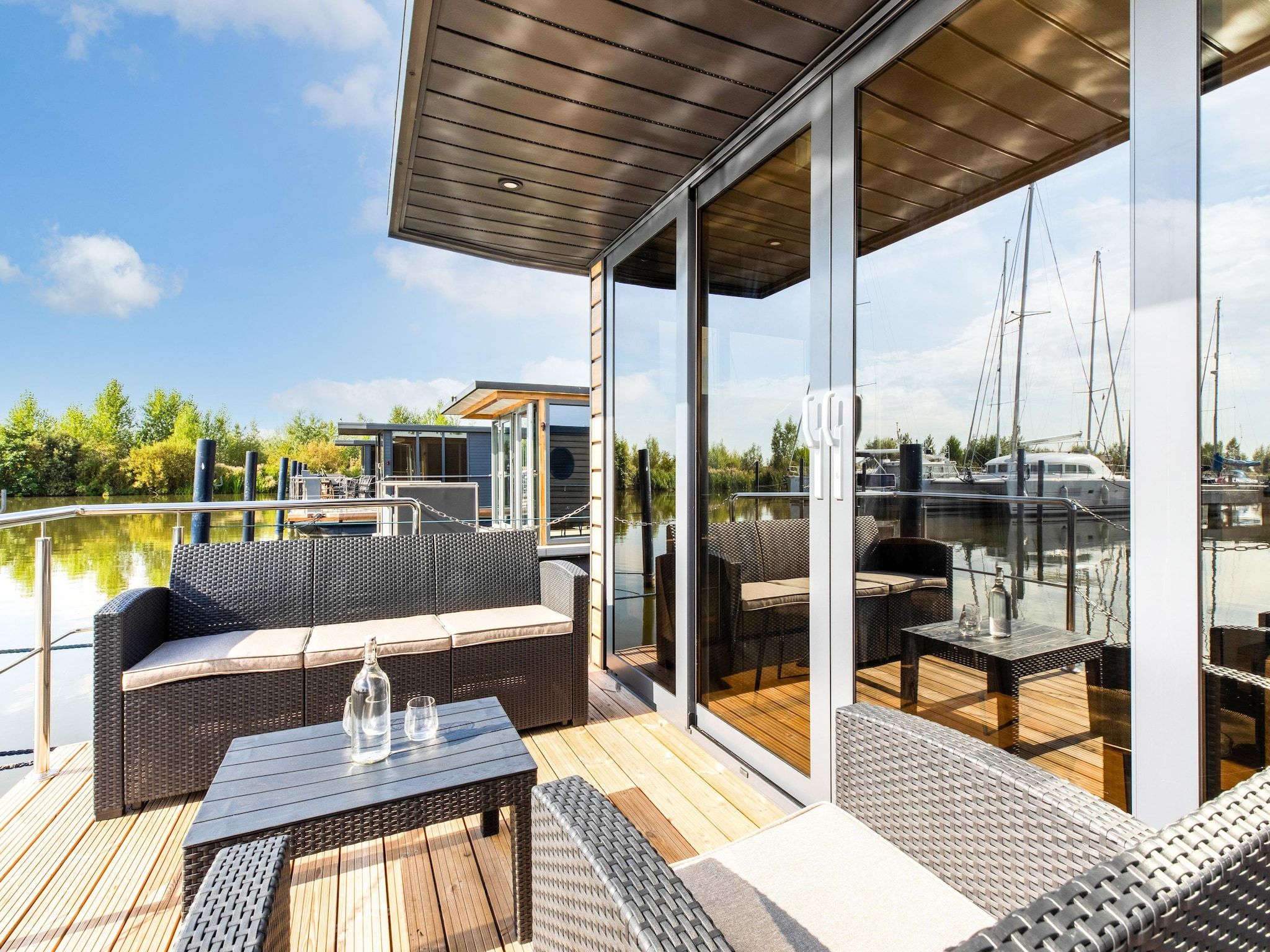 Het terras van Wave in Volendam