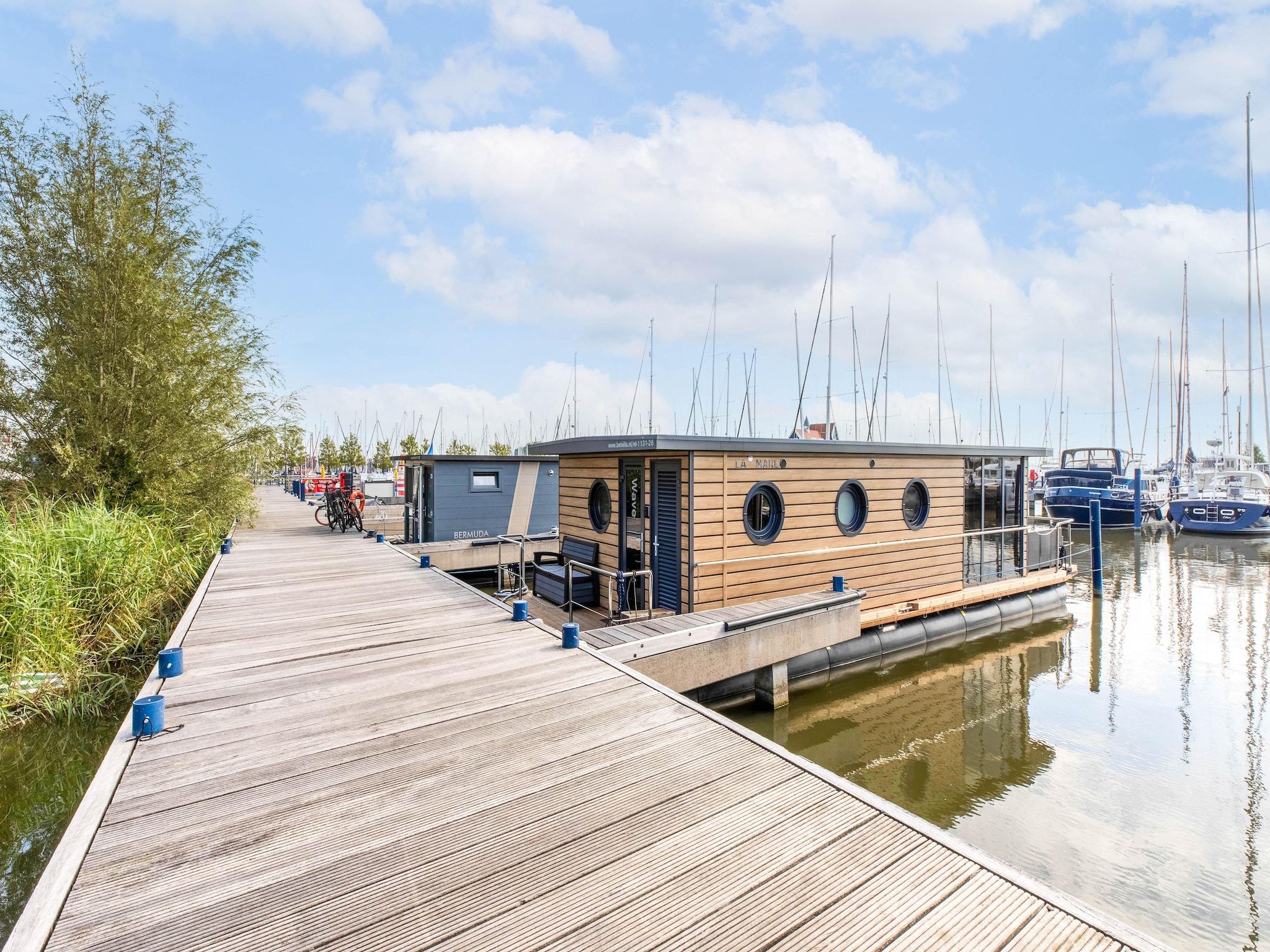 De buitenkant van Wave in Volendam