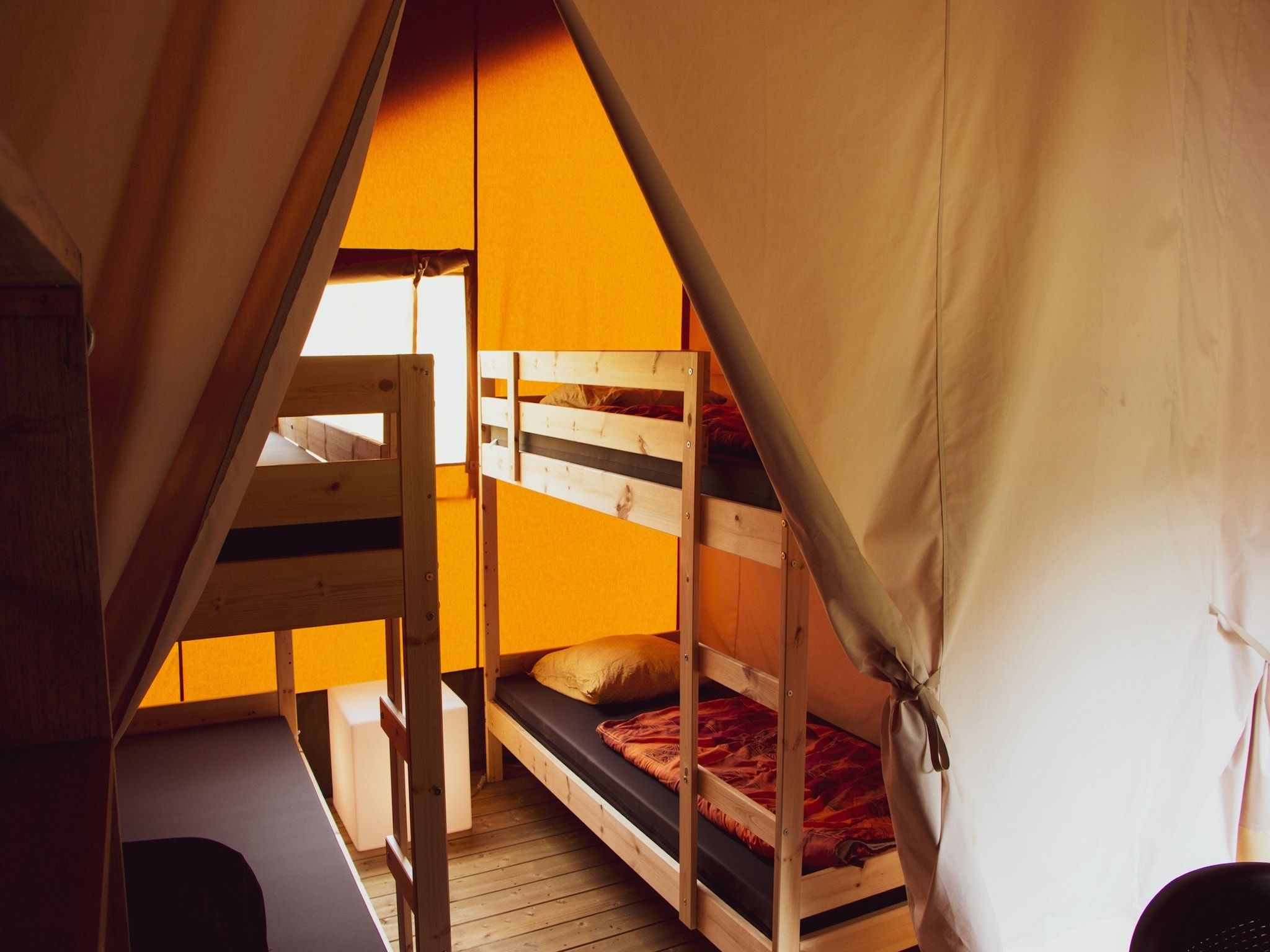 Een slaapkamer van Recreatiepark Rhederlaagse Meren 16 in Lathum