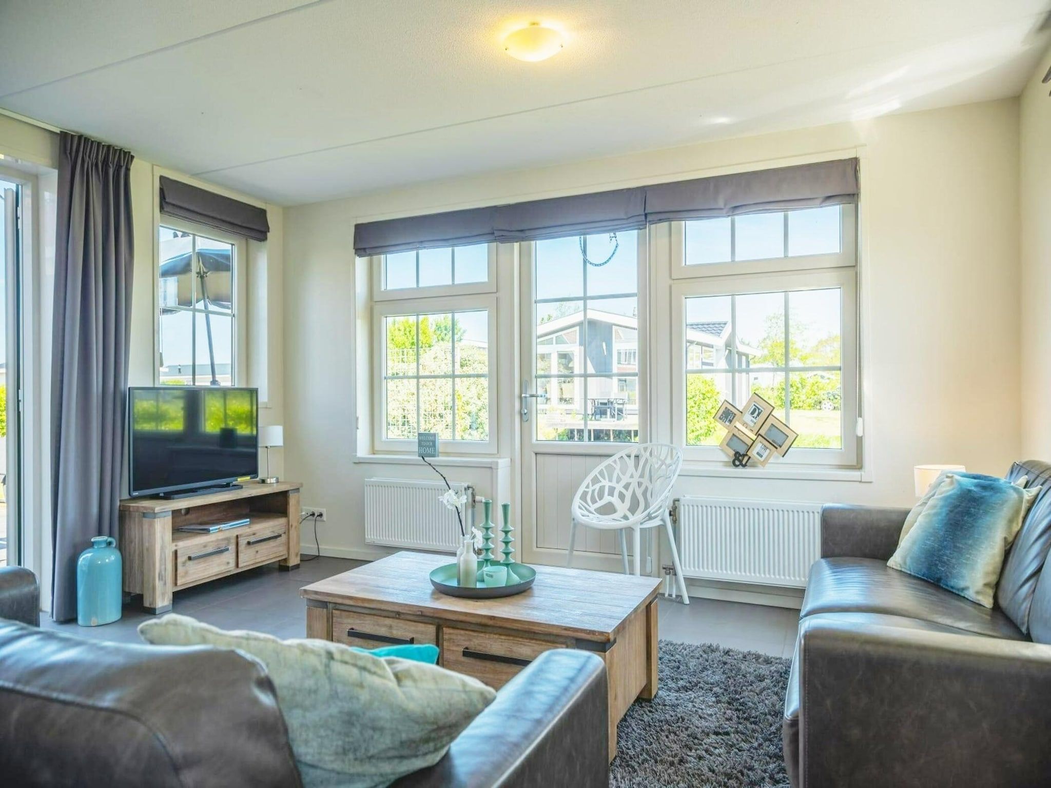 De woonkamer van 	De Rijp met Sauna  6 personen in West-Graftdijk
