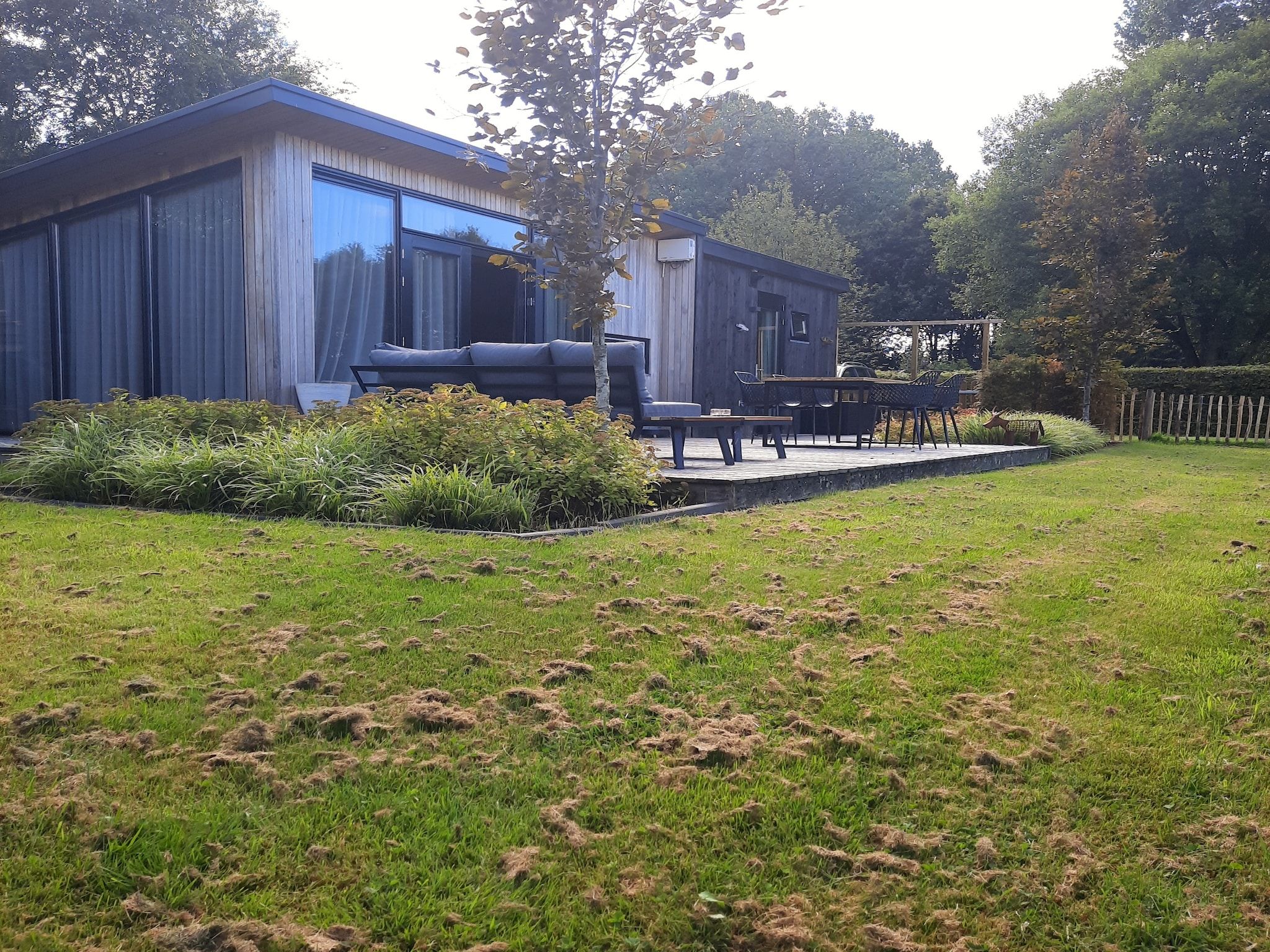 Het terras van Chalet Vrijzicht in Haulerwijk