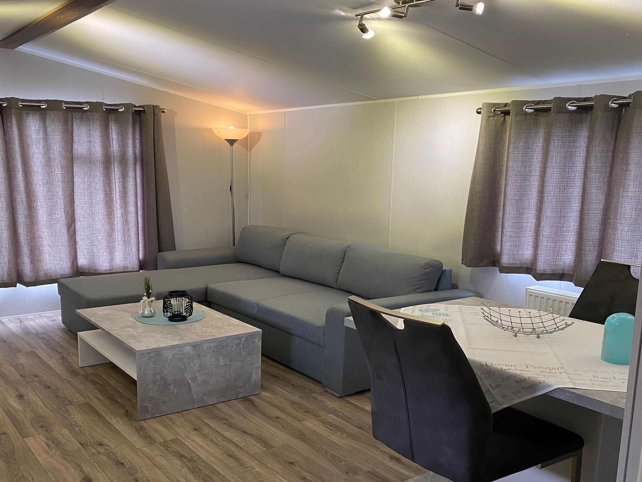 De woonkamer van Recreatiepark Rhederlaagse Meren 4 in Lathum