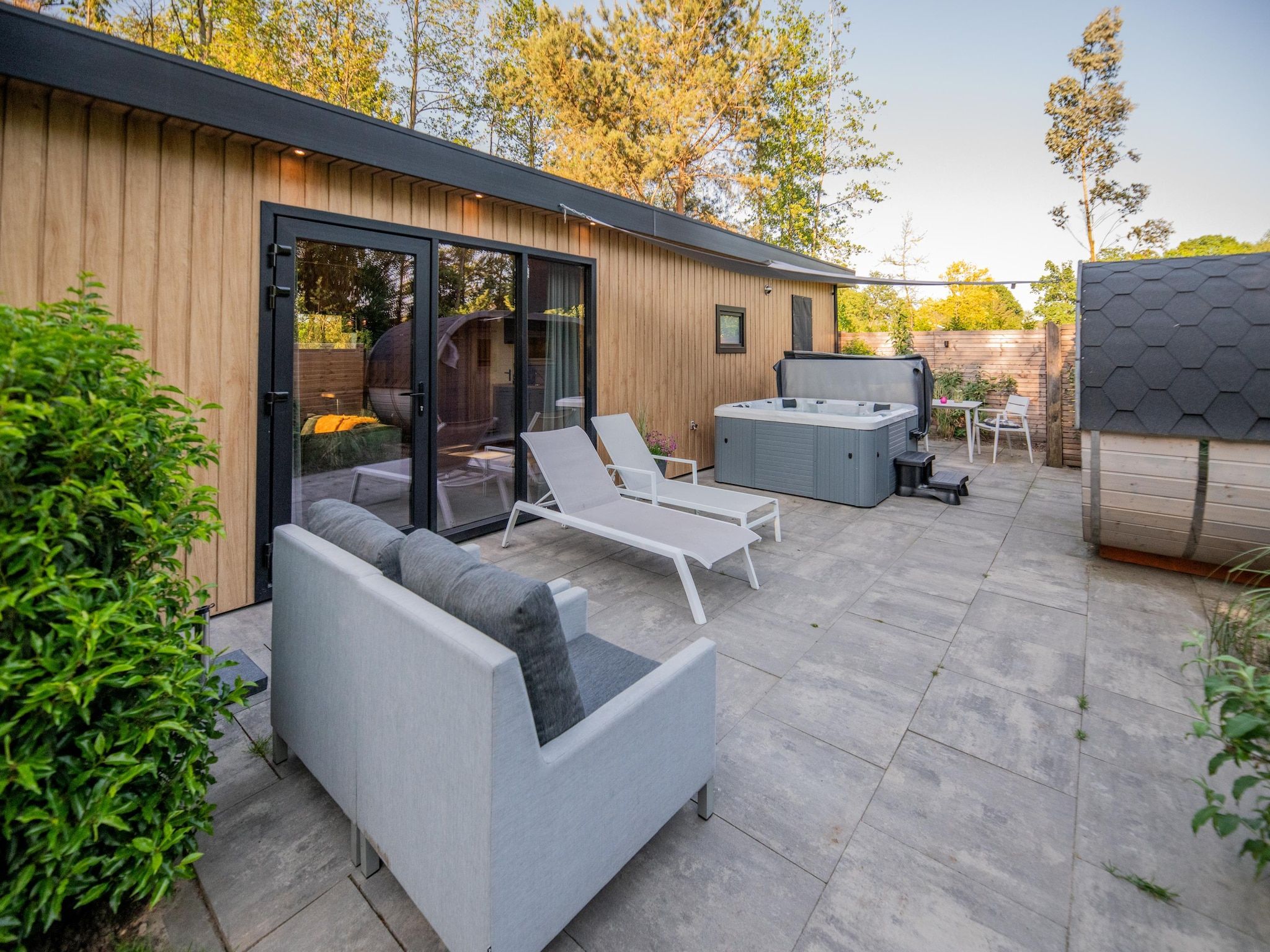 De tuin van Wellness lodge Grutto 2p in Dalerveen