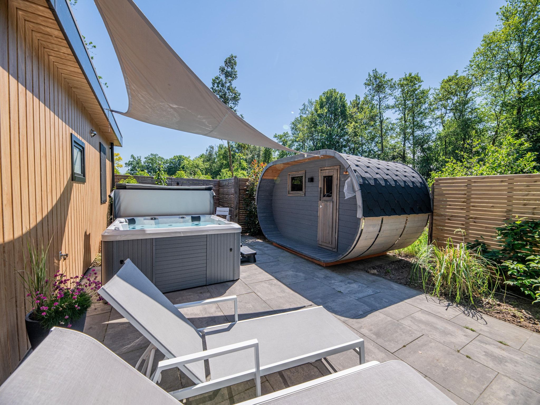 De tuin van Wellness lodge Grutto 2p in Dalerveen