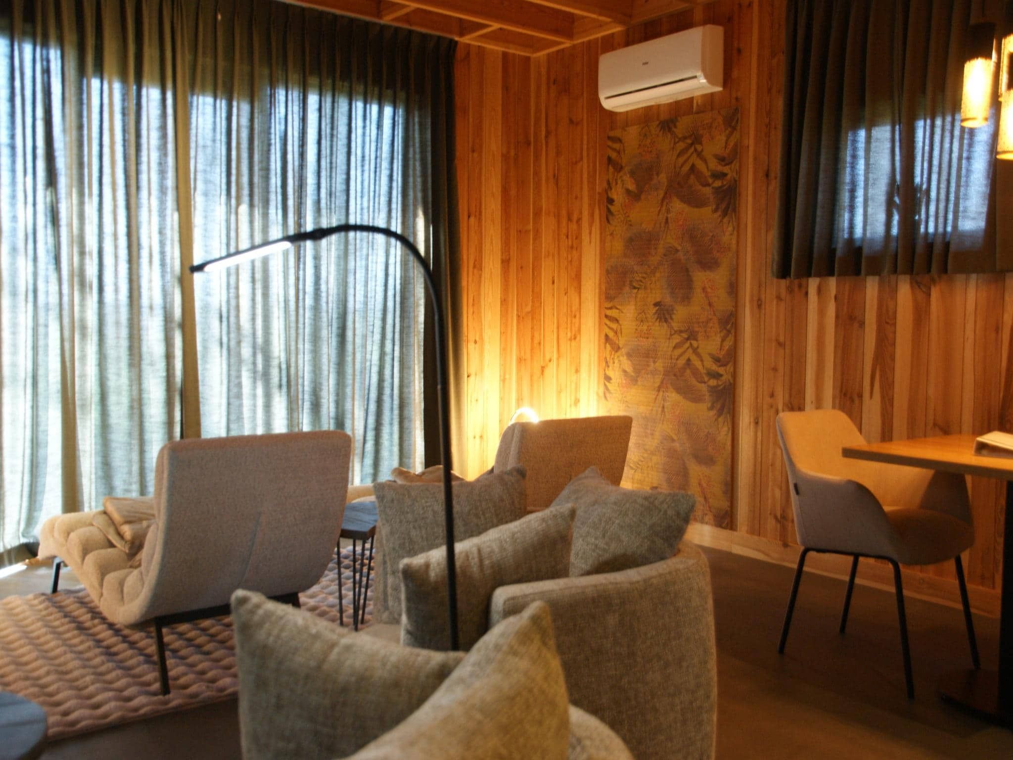 De woonkamer van Wellnesslodge Kievit 2p in Dalerveen