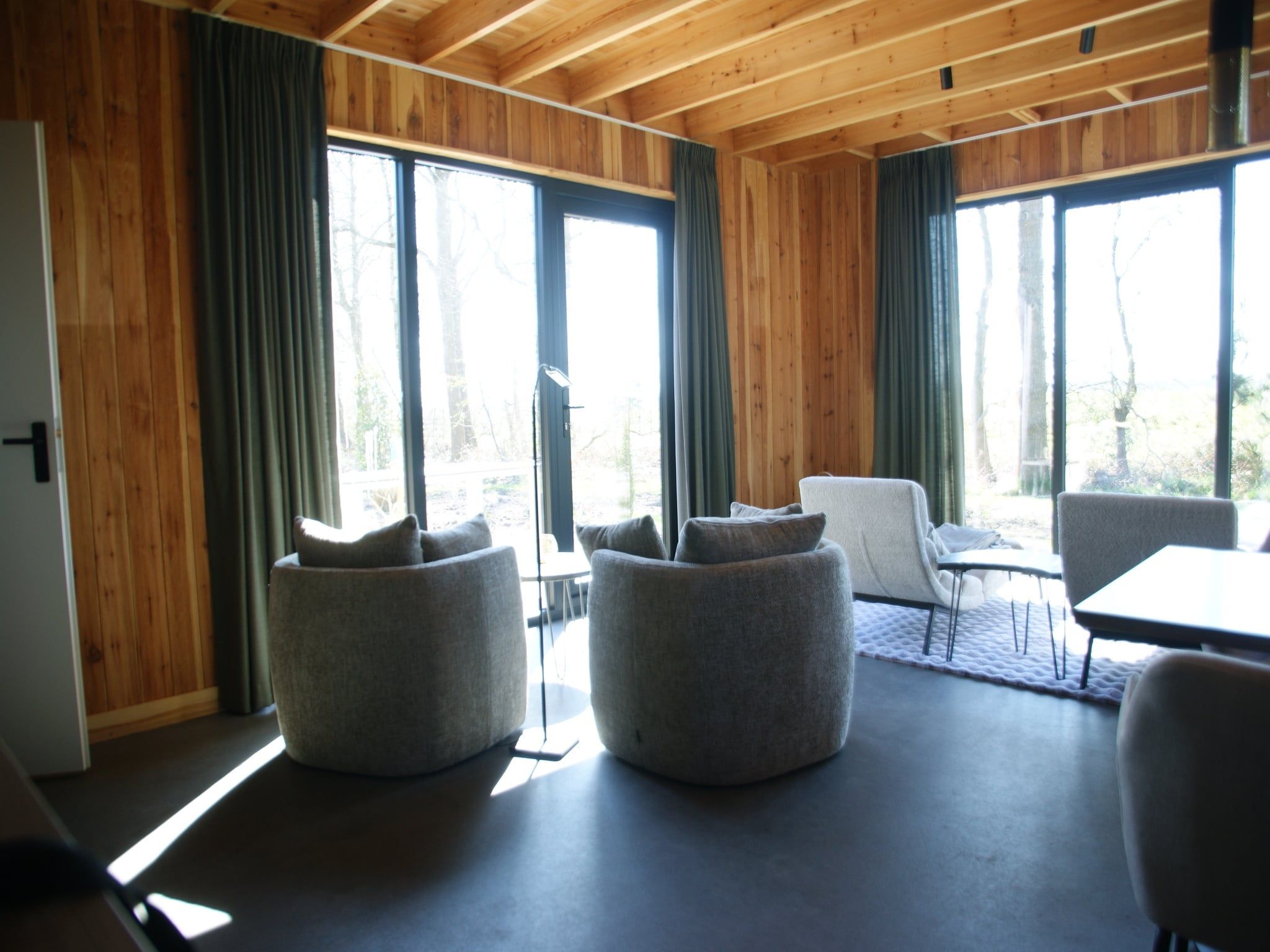 De woonkamer van Wellnesslodge Kievit 2p in Dalerveen