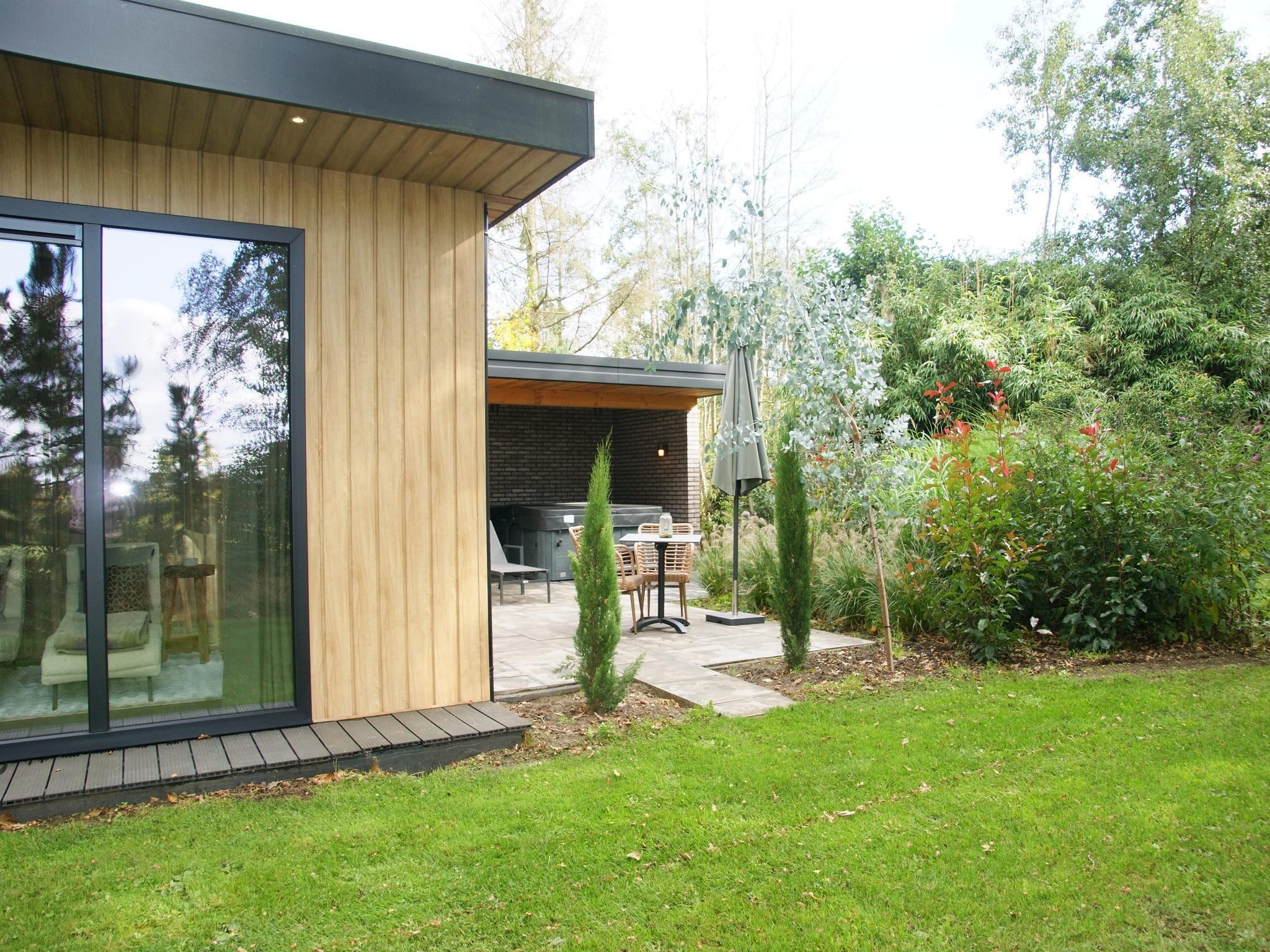 De buitenkant van Wellnesslodge Kievit 2p in Dalerveen