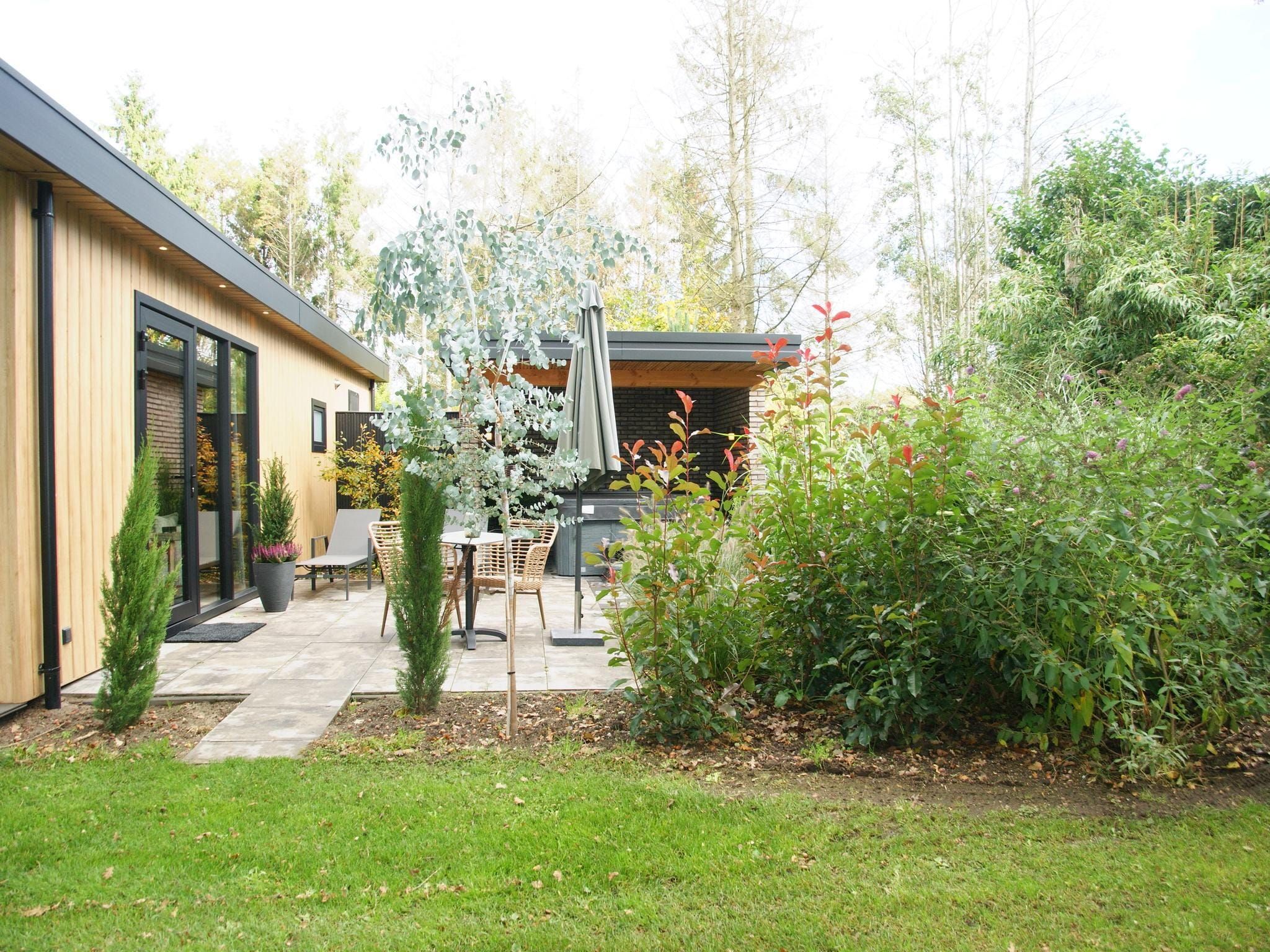 De tuin van Wellnesslodge Kievit 2p in Dalerveen