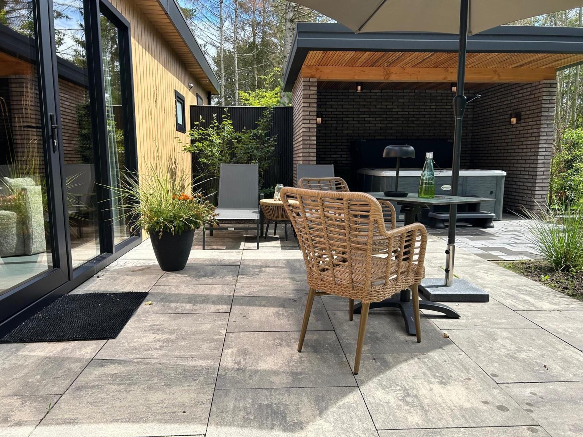Het terras van Wellnesslodge Kievit 2p in Dalerveen