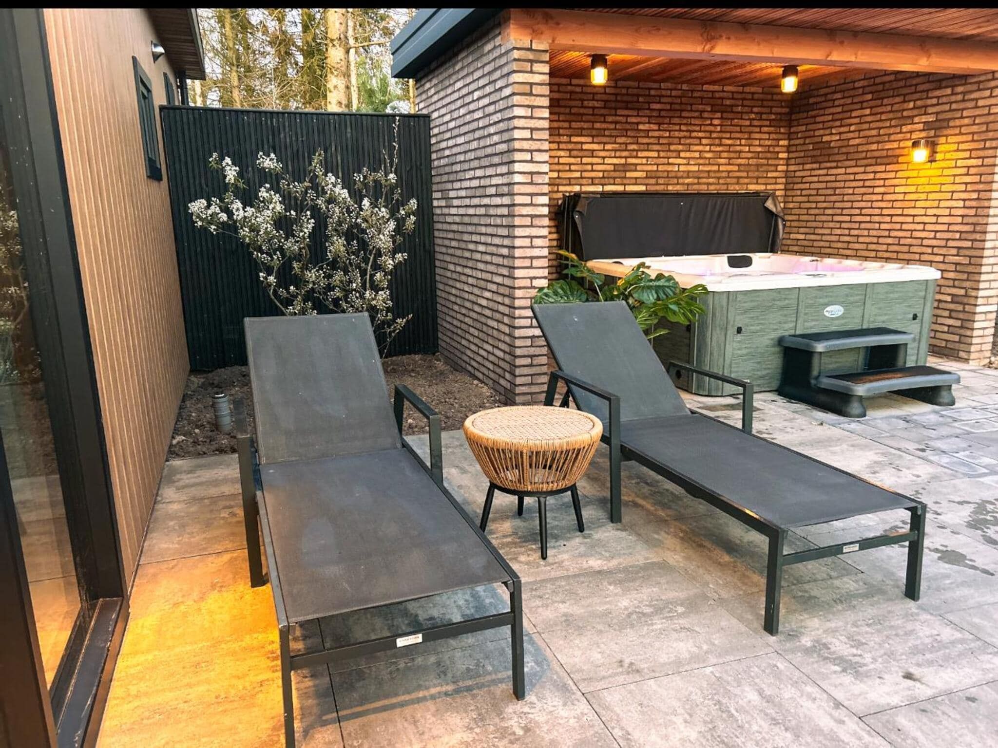 Het terras van Wellnesslodge Kievit 2p in Dalerveen