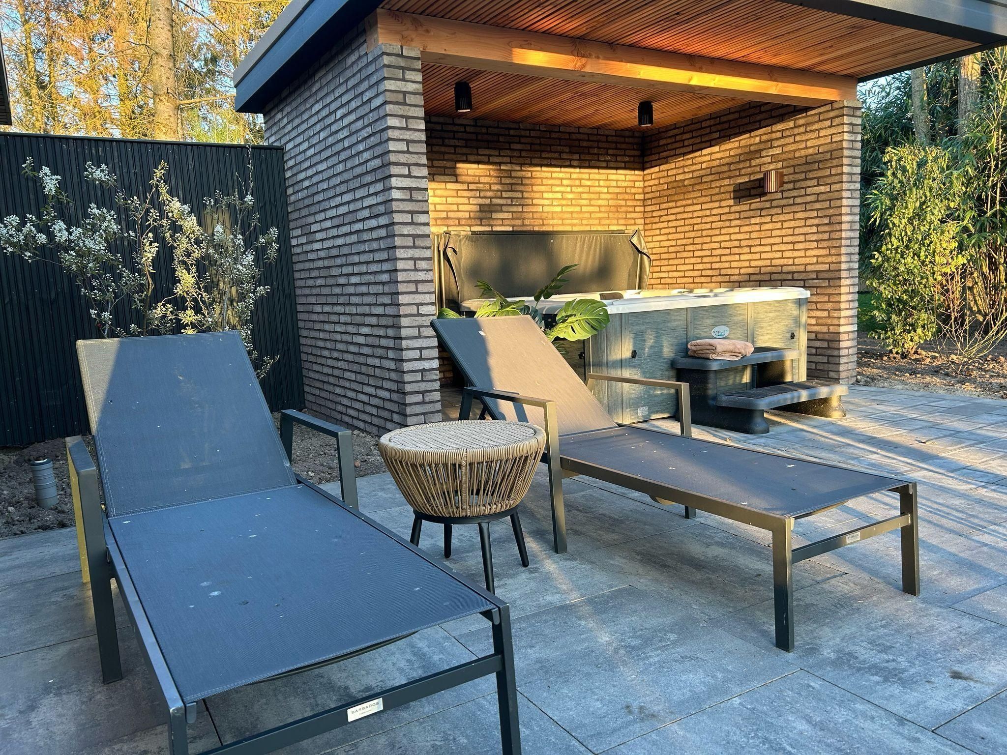 Het terras van Wellnesslodge Kievit 2p in Dalerveen