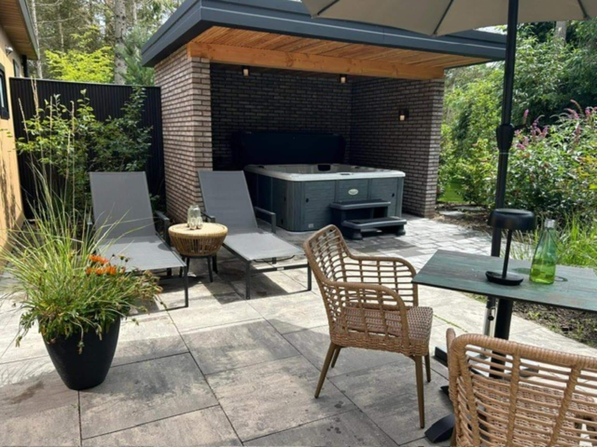 Het terras van Wellnesslodge Kievit 2p in Dalerveen