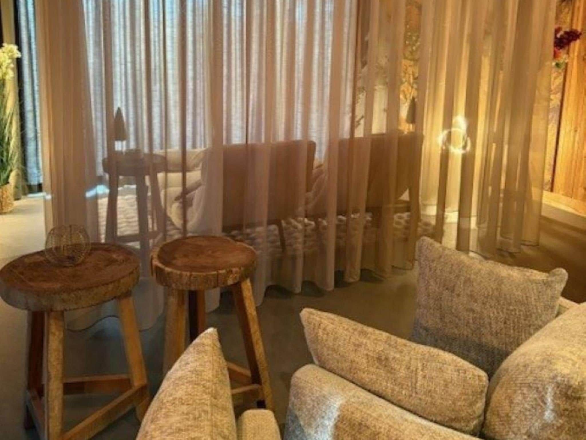 De woonkamer van Wellnesslodge Kievit 2p in Dalerveen